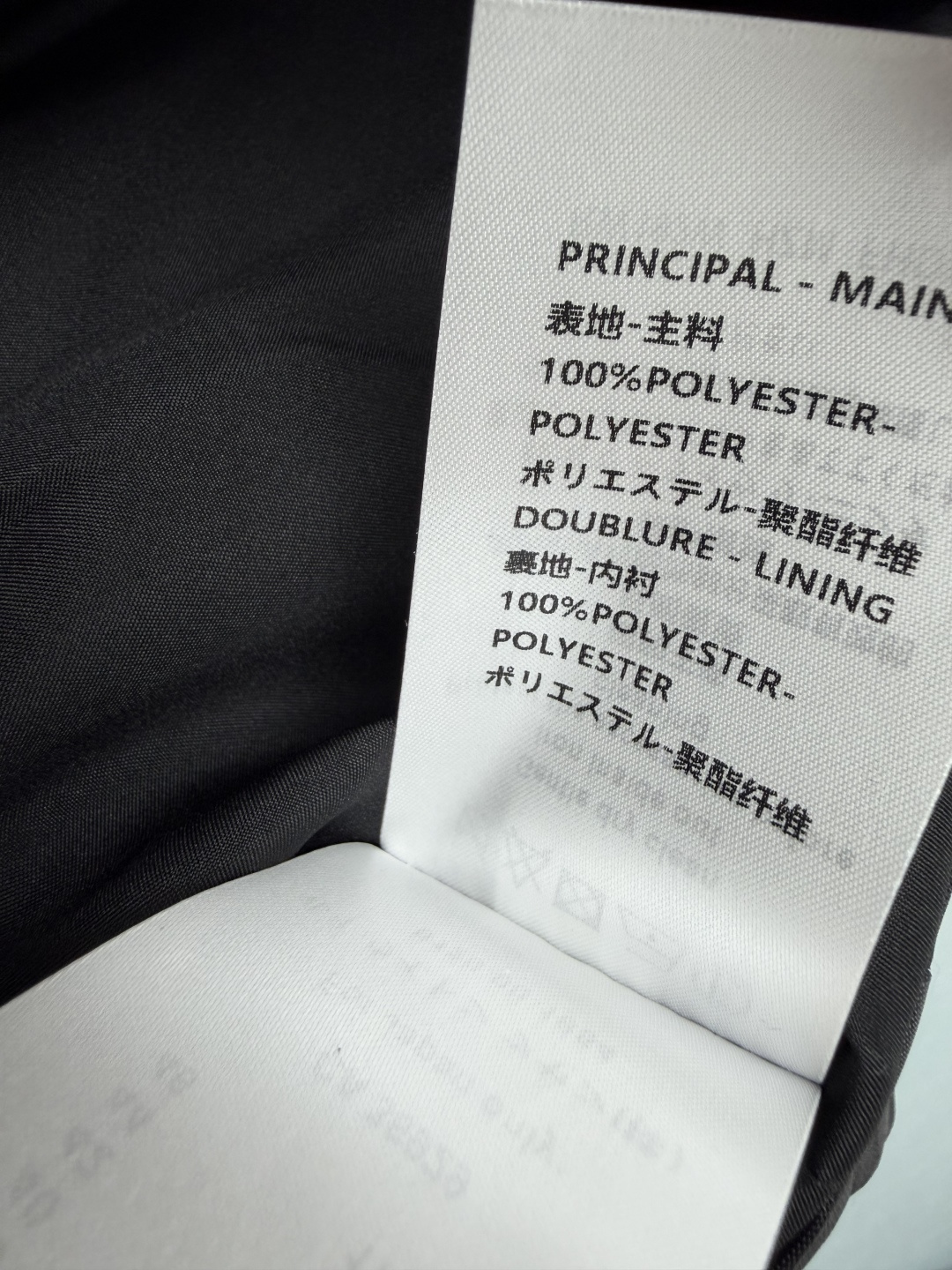 🔥🔥lou*新款黑色经典Monogram老花连帽外套,采用暗纹提花防风面料,满印经典四叶花、字母标识,低调中彰显品牌辨识 🔥🔥lou*新款黑色经典Monogram老花连帽外套,采用暗纹提花防风面料,满印经典四叶花、字母标识,低调中彰显品牌辨识
