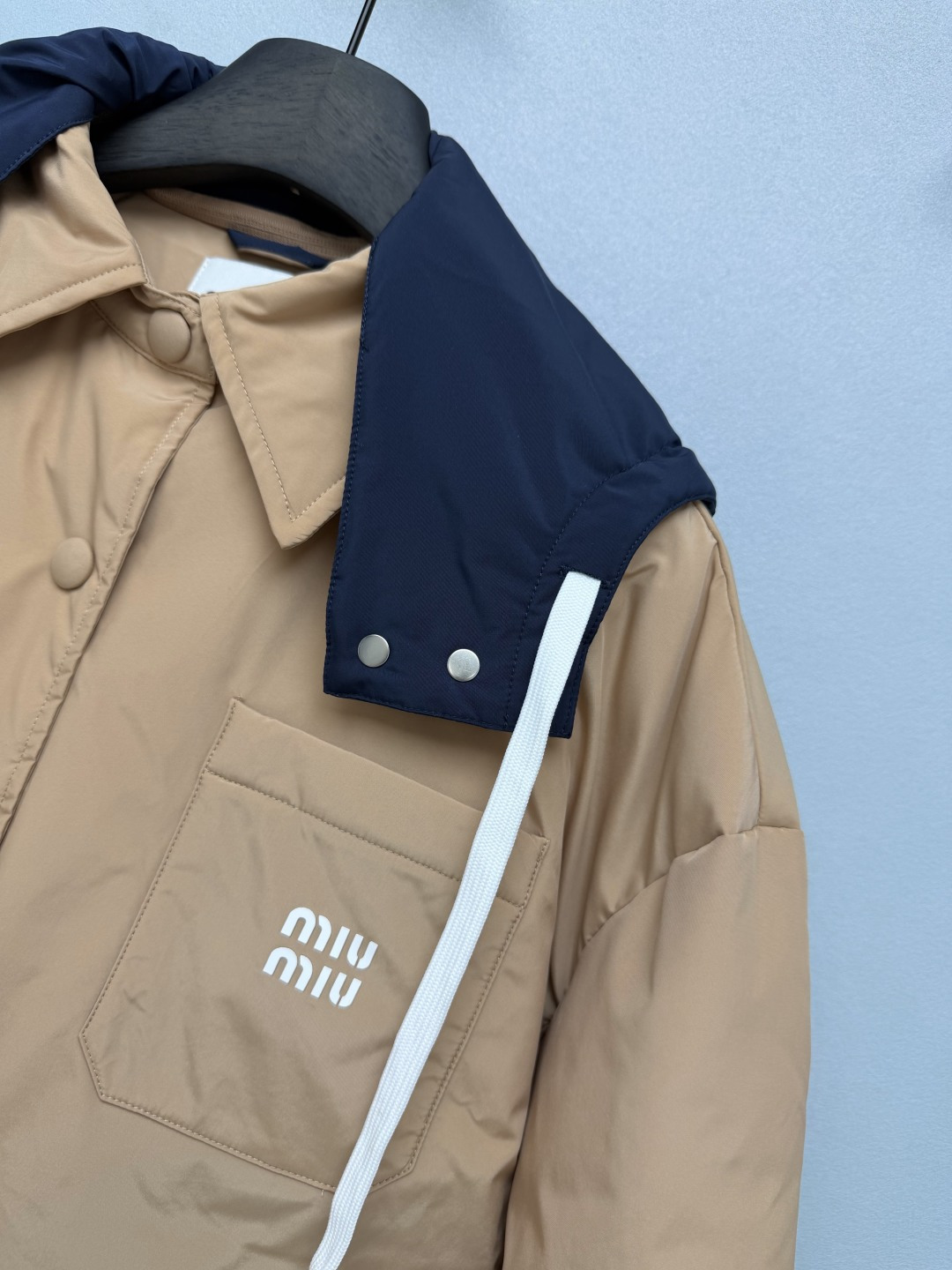 🔥🔥Miu*新款短款鹅绒羽绒服 复古撞色拿捏少女感🍂90白鹅绒填充,上身轻盈蓬松,没有笨重感,可拆卸撞色帽子太妙啦,戴帽 🔥🔥Miu*新款短款鹅绒羽绒服 复古撞色拿捏少女感🍂90白鹅绒填充,上身轻盈蓬松,没有笨重感,可拆卸撞色帽子太妙啦,戴帽