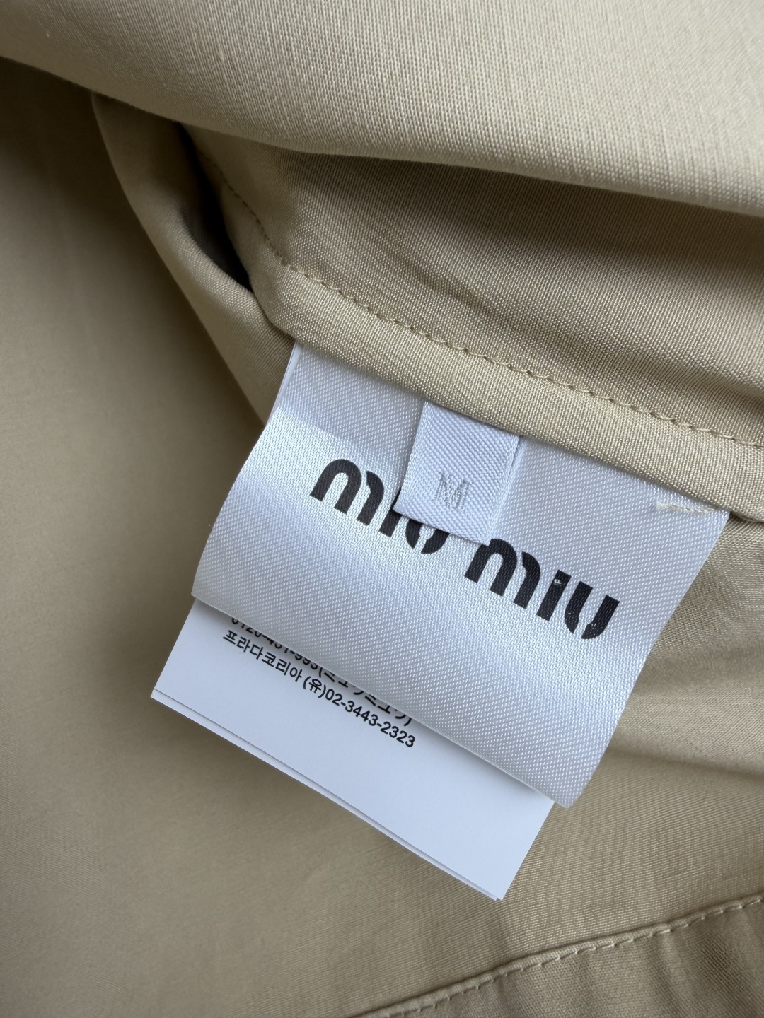夹克单拍🔥🔥Miu*新款短款两件套短外套 一衣两穿太实用🍂卡其短款连帽夹克,居然是可拆卸抓绒内胆设计✨外壳单穿是清爽风衣 夹克单拍🔥🔥Miu*新款短款两件套短外套 一衣两穿太实用🍂卡其短款连帽夹克,居然是可拆卸抓绒内胆设计✨外壳单穿是清爽风衣