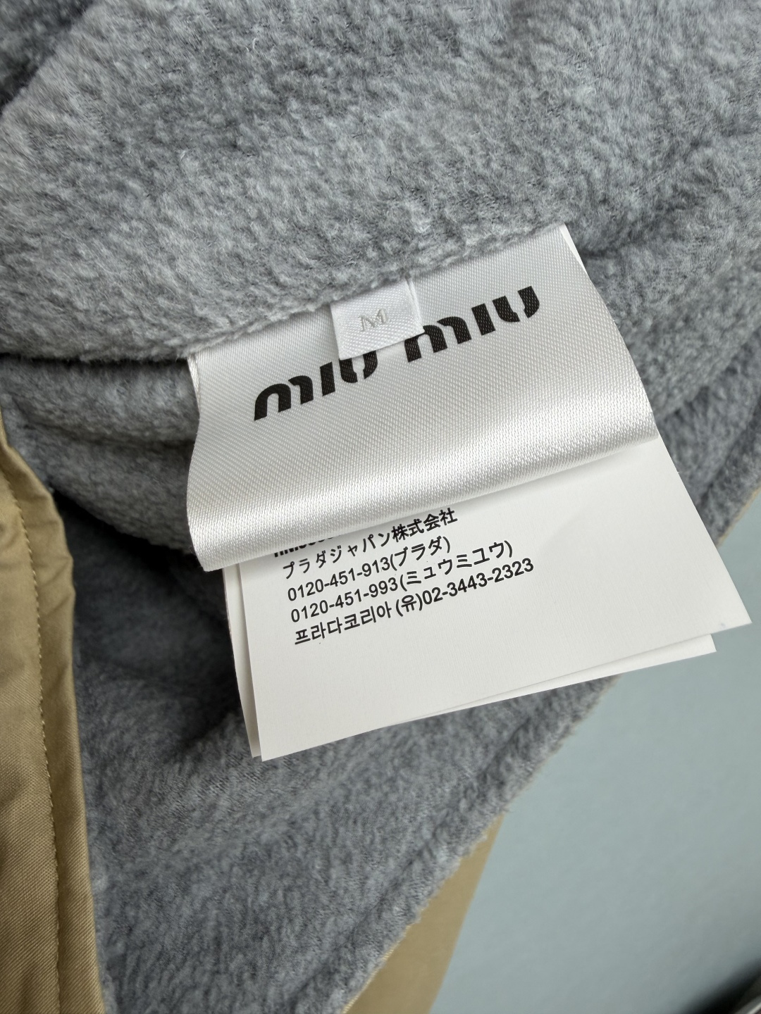 抓绒内胆单拍🔥🔥Miu*新款短款两件套短外套 一衣两穿太实用🍂卡其短款连帽夹克，居然是可拆卸抓绒内胆设计✨外壳单穿是清爽