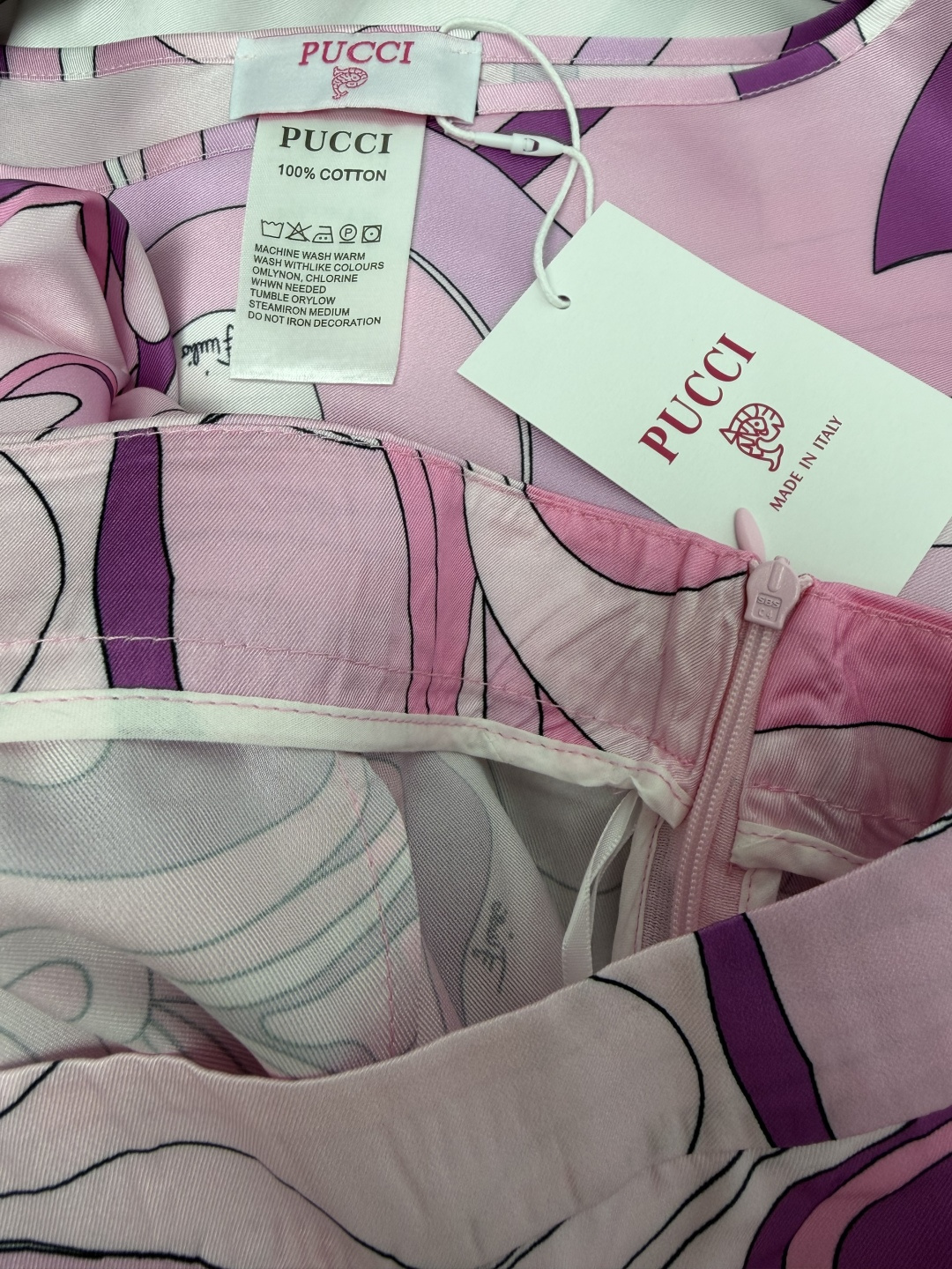 🔥🔥PUCCI*新款艺术印花斗篷阔腿裤两件套套装 甄选亮泽顺滑的缎面仿真丝面料。上衣采用斗篷式不规则丝巾剪裁,船型圆领, 🔥🔥PUCCI*新款艺术印花斗篷阔腿裤两件套套装 甄选亮泽顺滑的缎面仿真丝面料。上衣采用斗篷式不规则丝巾剪裁,船型圆领,