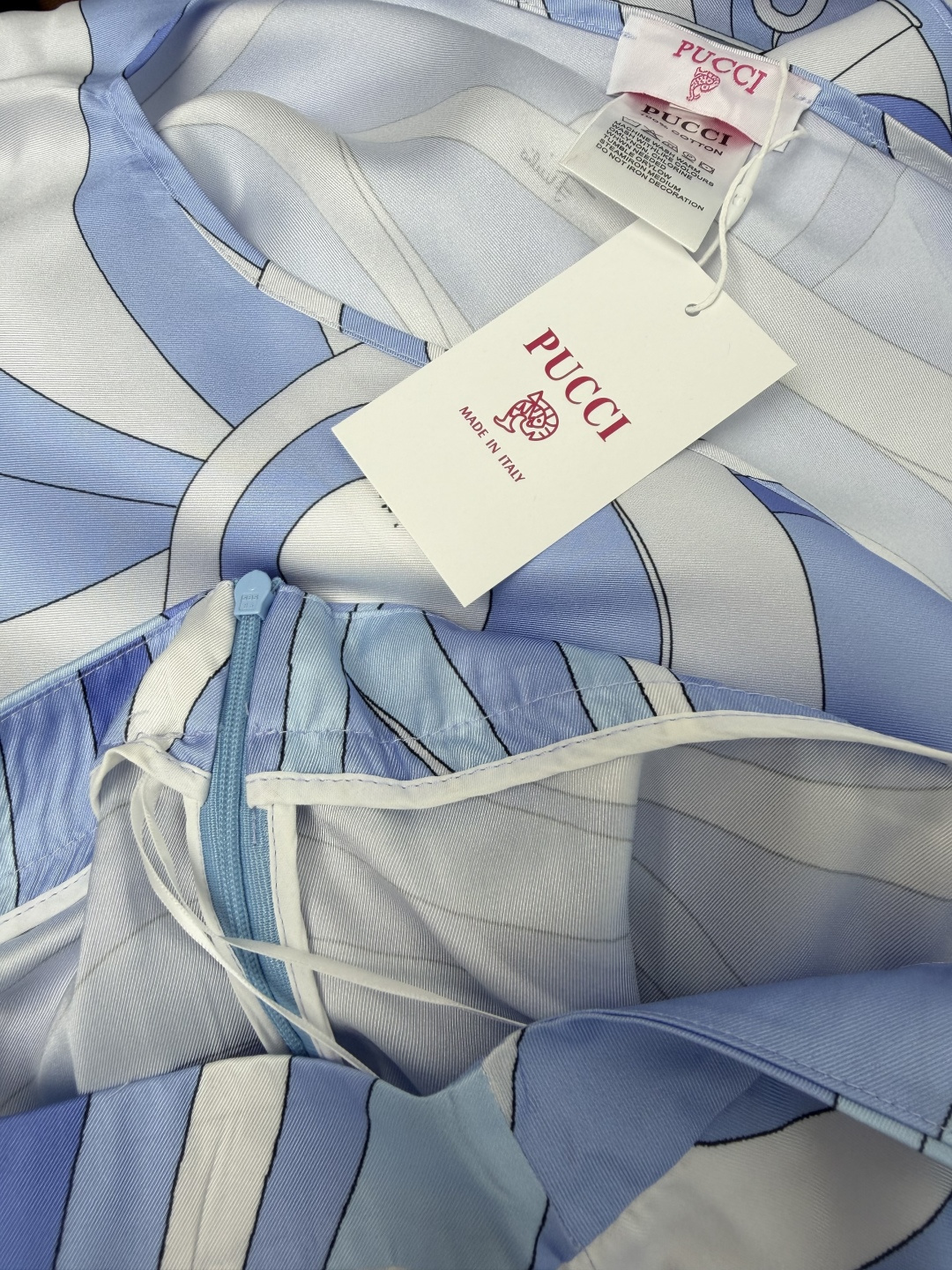 🔥🔥PUCCI*新款艺术印花斗篷阔腿裤两件套套装 甄选亮泽顺滑的缎面仿真丝面料。上衣采用斗篷式不规则丝巾剪裁,船型圆领, 🔥🔥PUCCI*新款艺术印花斗篷阔腿裤两件套套装 甄选亮泽顺滑的缎面仿真丝面料。上衣采用斗篷式不规则丝巾剪裁,船型圆领,