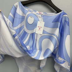 🔥🔥PUCCI*新款艺术印花斗篷阔腿裤两件套套装 甄选亮泽顺滑的缎面仿真丝面料。上衣采用斗篷式不规则丝巾剪裁,船型圆领, 🔥🔥PUCCI*新款艺术印花斗篷阔腿裤两件套套装 甄选亮泽顺滑的缎面仿真丝面料。上衣采用斗篷式不规则丝巾剪裁,船型圆领,