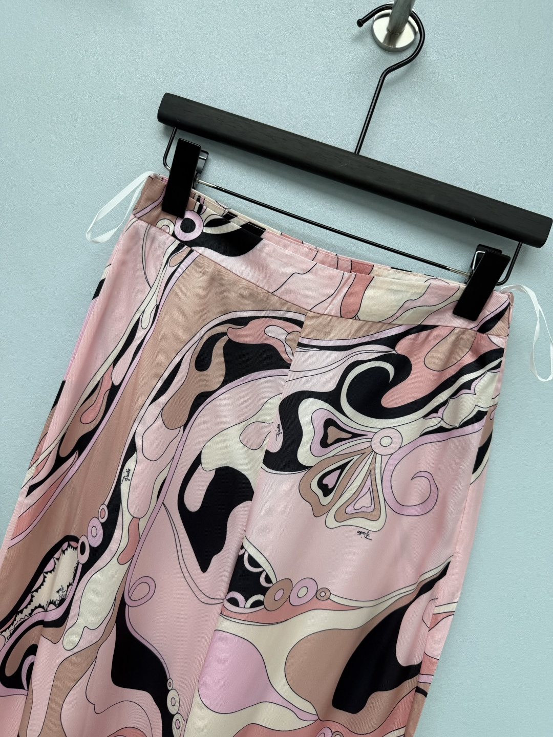 🔥🔥PUCCI*新款艺术印花斗篷阔腿裤两件套套装 甄选亮泽顺滑的缎面仿真丝面料。上衣采用斗篷式不规则丝巾剪裁,船型圆领, 🔥🔥PUCCI*新款艺术印花斗篷阔腿裤两件套套装 甄选亮泽顺滑的缎面仿真丝面料。上衣采用斗篷式不规则丝巾剪裁,船型圆领,