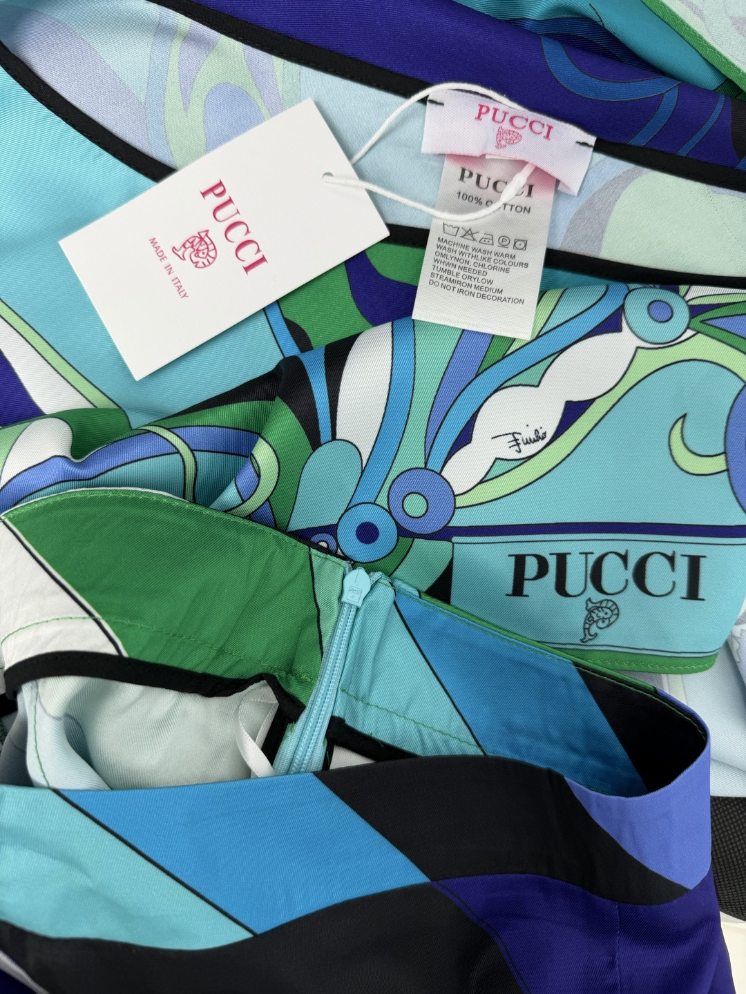 🔥🔥PUCCI*新款艺术印花斗篷阔腿裤两件套套装 甄选亮泽顺滑的缎面仿真丝面料。上衣采用斗篷式不规则丝巾剪裁，船型圆领，