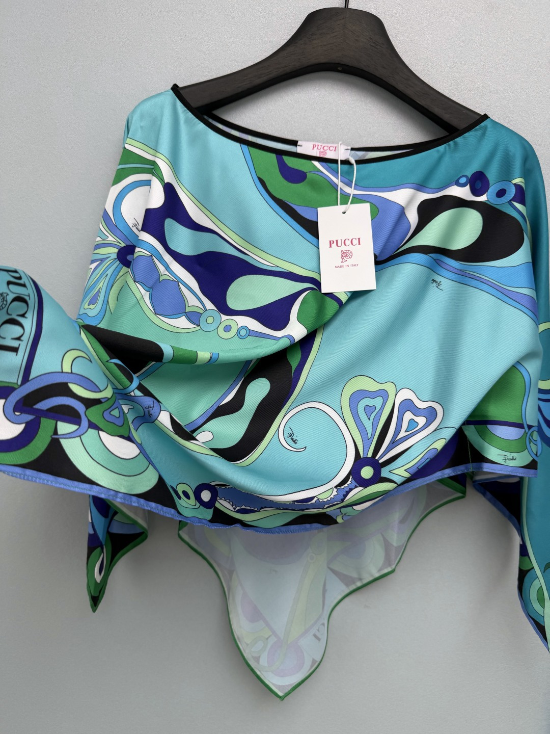 🔥🔥PUCCI*新款艺术印花斗篷阔腿裤两件套套装 甄选亮泽顺滑的缎面仿真丝面料。上衣采用斗篷式不规则丝巾剪裁，船型圆领，