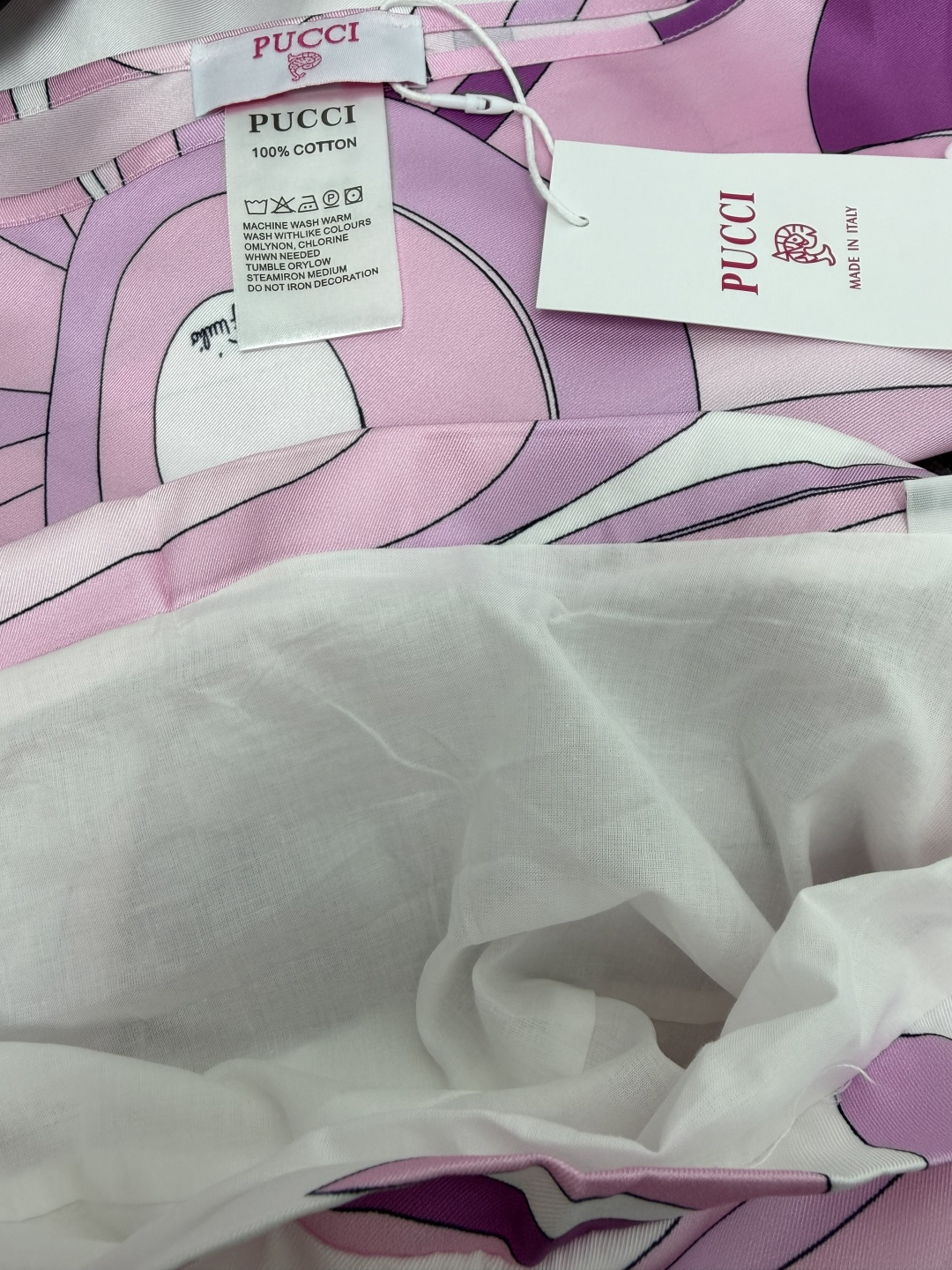 🔥🔥PUCCI*新款艺术印花斗篷➕大摆半裙两件套套装 甄选亮泽顺滑的缎面仿真丝面料。上衣采用斗篷式不规则丝巾剪裁，船型圆