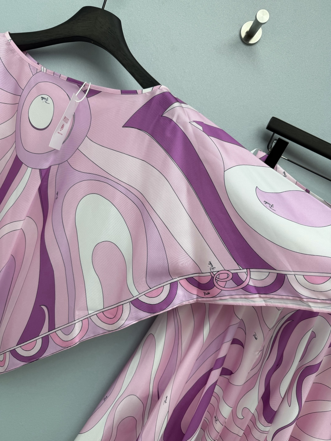 🔥🔥PUCCI*新款艺术印花斗篷➕大摆半裙两件套套装 甄选亮泽顺滑的缎面仿真丝面料。上衣采用斗篷式不规则丝巾剪裁，船型圆