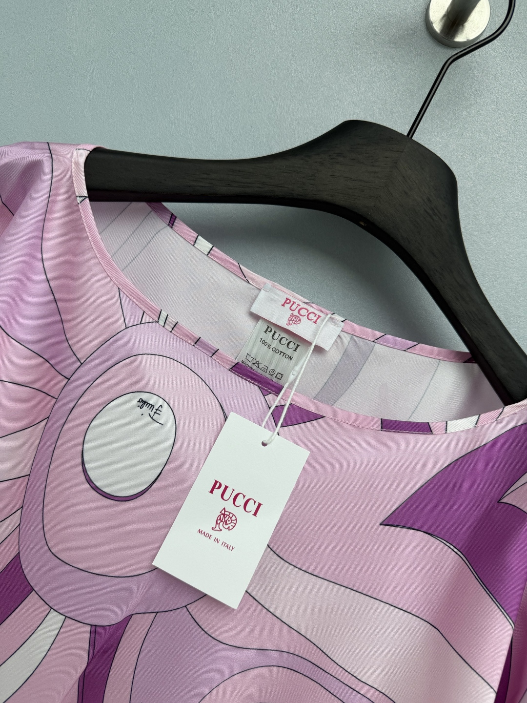 🔥🔥PUCCI*新款艺术印花斗篷➕大摆半裙两件套套装 甄选亮泽顺滑的缎面仿真丝面料。上衣采用斗篷式不规则丝巾剪裁，船型圆