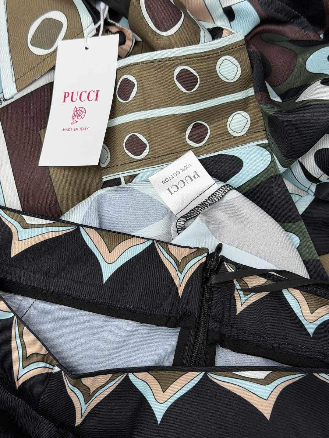 🔥🔥PUCCI*新款复古几何艺术印花缎面衬衫阔腿裤套装,选用柔光缎面面料,丝滑垂顺自带细腻光泽。✨PUCCI标志性复古几 🔥🔥PUCCI*新款复古几何艺术印花缎面衬衫阔腿裤套装,选用柔光缎面面料,丝滑垂顺自带细腻光泽。✨PUCCI标志性复古几