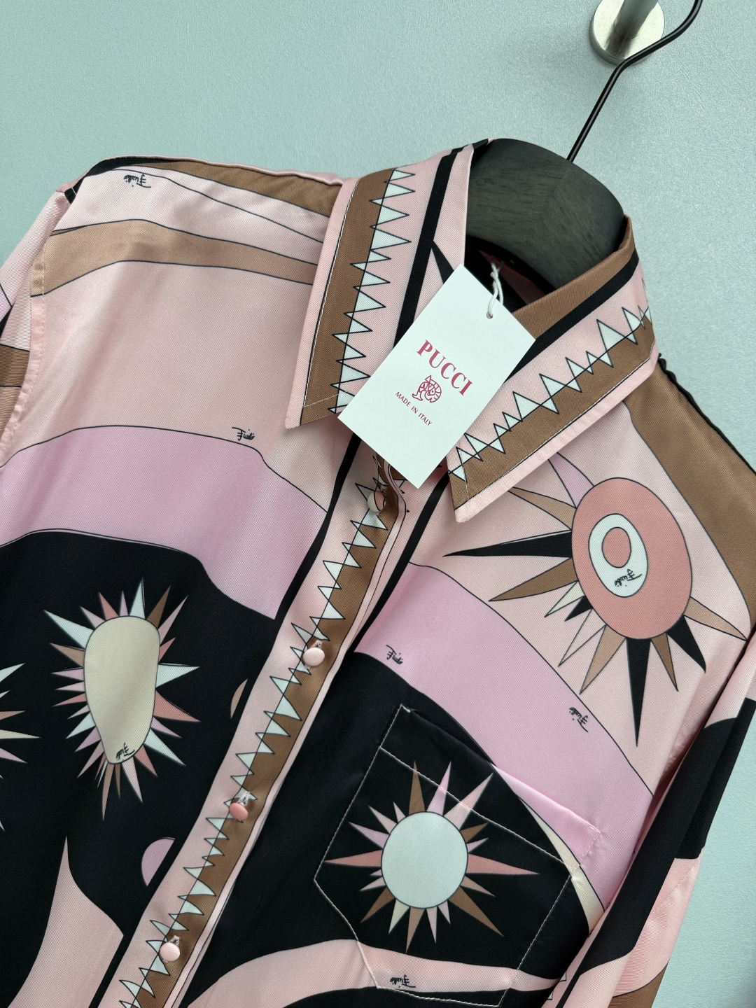 🔥🔥PUCCI*新款艺术印花复古太阳印花缎面衬衫阔腿裤套装,选用柔光缎面面料,丝滑垂顺自带细腻光泽。复古太阳主题印花,独 🔥🔥PUCCI*新款艺术印花复古太阳印花缎面衬衫阔腿裤套装,选用柔光缎面面料,丝滑垂顺自带细腻光泽。复古太阳主题印花,独