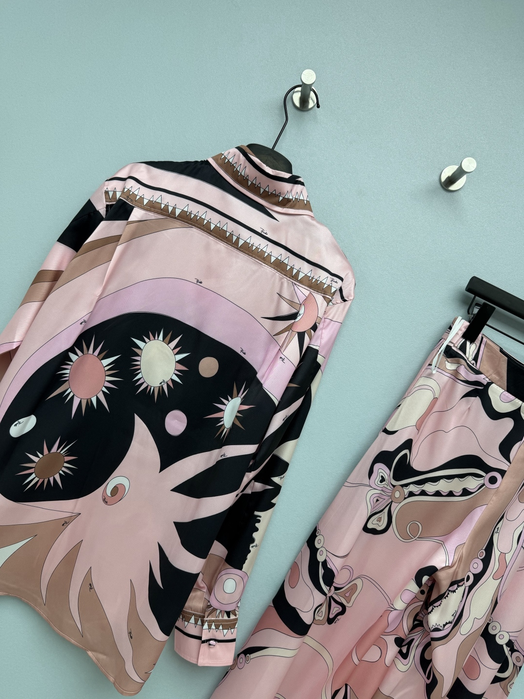 🔥🔥PUCCI*新款艺术印花复古太阳印花缎面衬衫阔腿裤套装,选用柔光缎面面料,丝滑垂顺自带细腻光泽。复古太阳主题印花,独 🔥🔥PUCCI*新款艺术印花复古太阳印花缎面衬衫阔腿裤套装,选用柔光缎面面料,丝滑垂顺自带细腻光泽。复古太阳主题印花,独