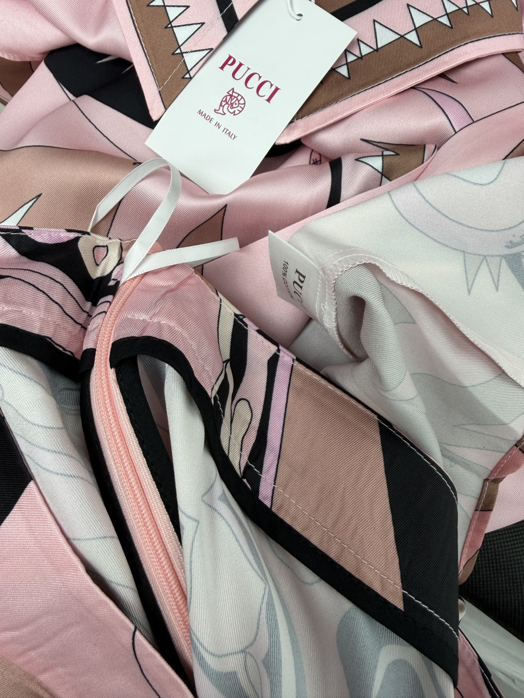 🔥🔥PUCCI*新款艺术印花复古太阳印花缎面衬衫阔腿裤套装,选用柔光缎面面料,丝滑垂顺自带细腻光泽。复古太阳主题印花,独 🔥🔥PUCCI*新款艺术印花复古太阳印花缎面衬衫阔腿裤套装,选用柔光缎面面料,丝滑垂顺自带细腻光泽。复古太阳主题印花,独