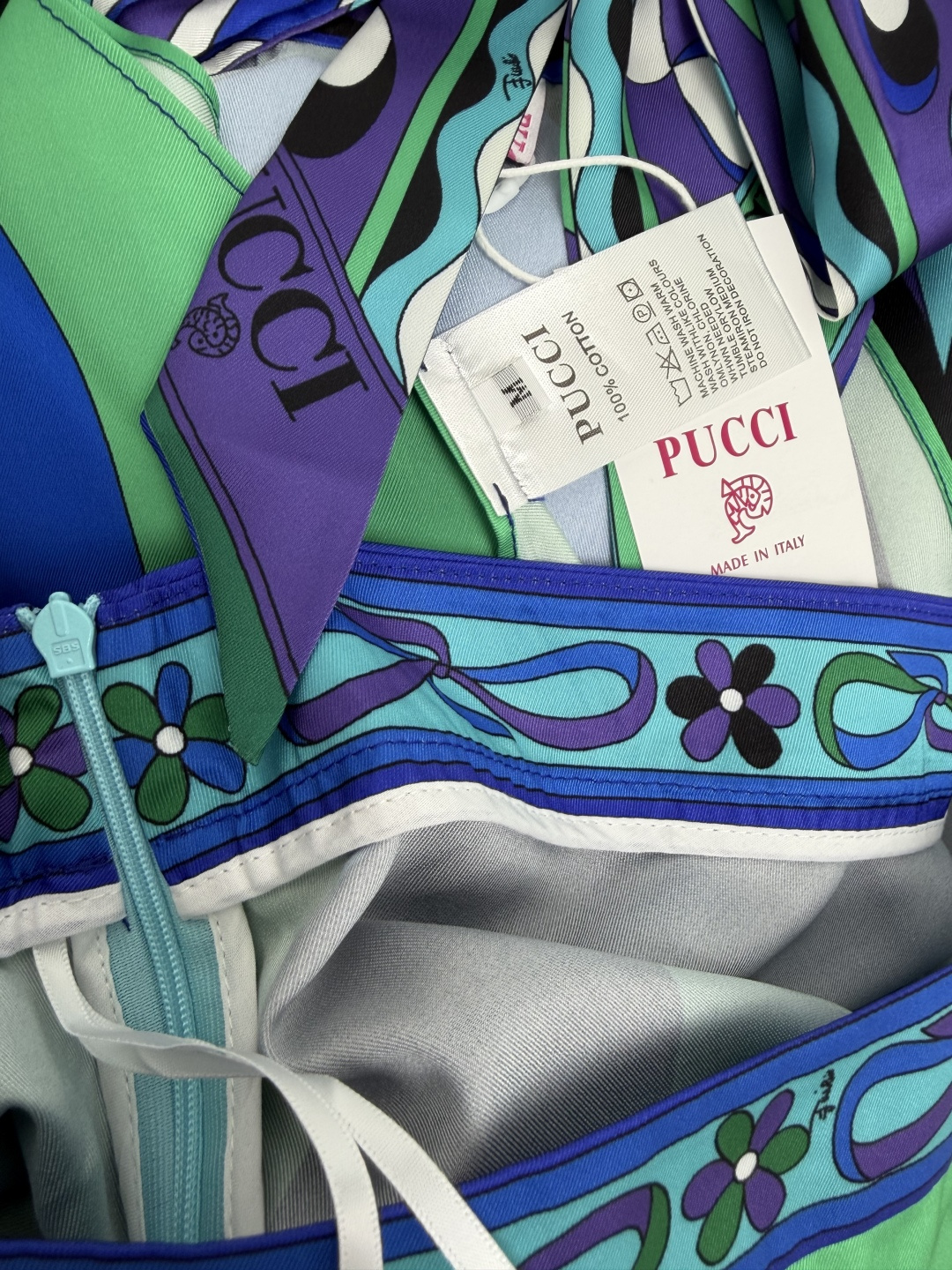 🔥🔥PUCCI*新款艺术印花挂脖半裙两件套，选用顺滑亮泽的缎面仿丝面料，打造两套不同风格配色。两个配色都很难取舍！粉调温