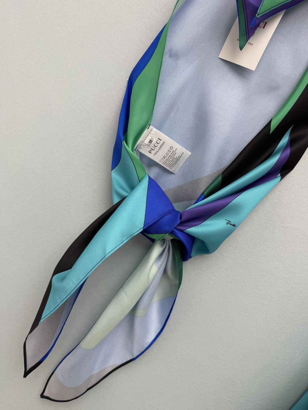 🔥🔥PUCCI*新款艺术印花挂脖半裙两件套，选用顺滑亮泽的缎面仿丝面料，打造两套不同风格配色。两个配色都很难取舍！粉调温