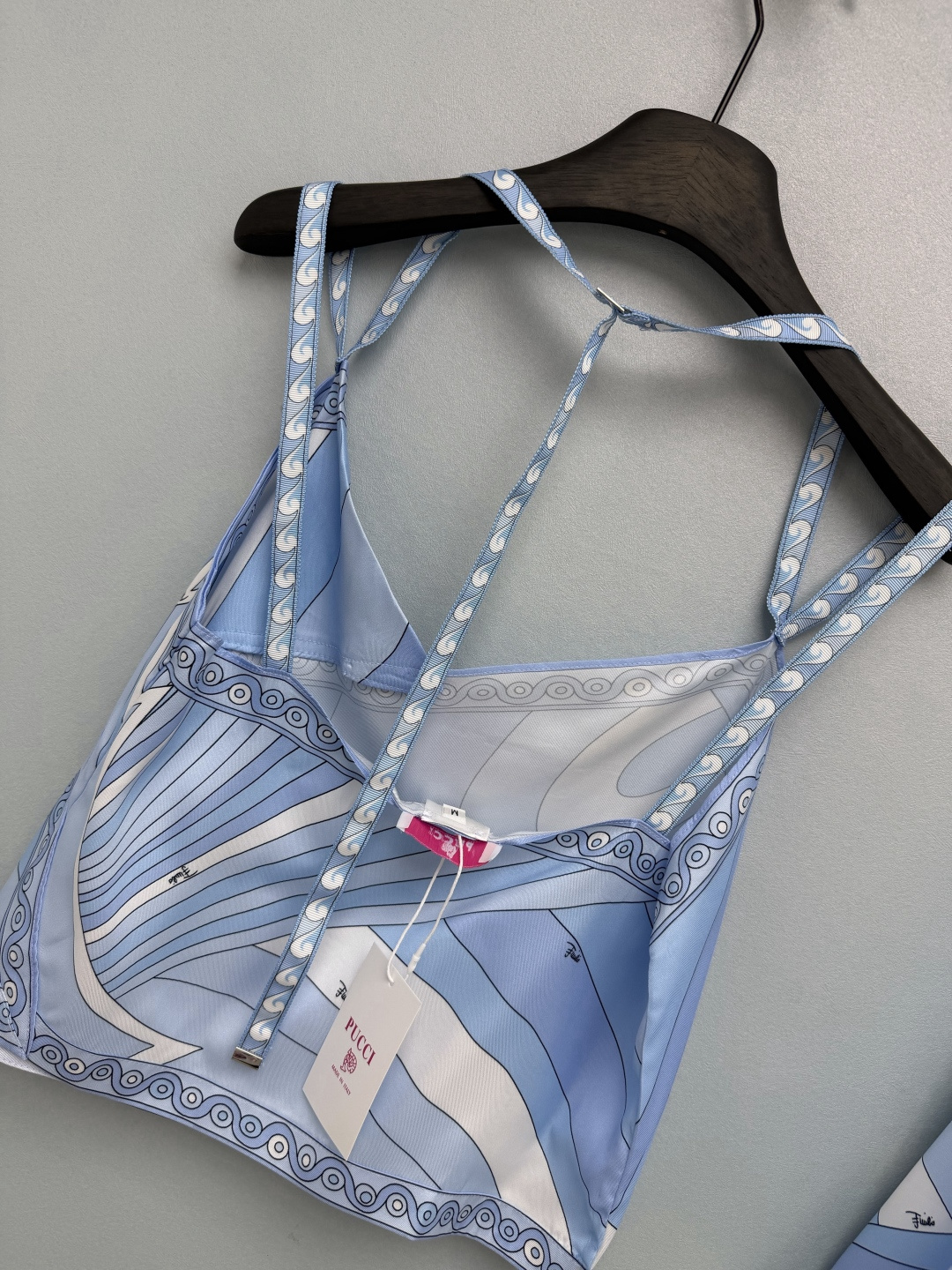 🔥🔥PUCCI*新款艺术印花挂脖吊带上衣+不规则半裙两件套,采用顺滑光泽缎面仿真丝面料,提供两套标志性艺术印花配色。两个 🔥🔥PUCCI*新款艺术印花挂脖吊带上衣+不规则半裙两件套,采用顺滑光泽缎面仿真丝面料,提供两套标志性艺术印花配色。两个