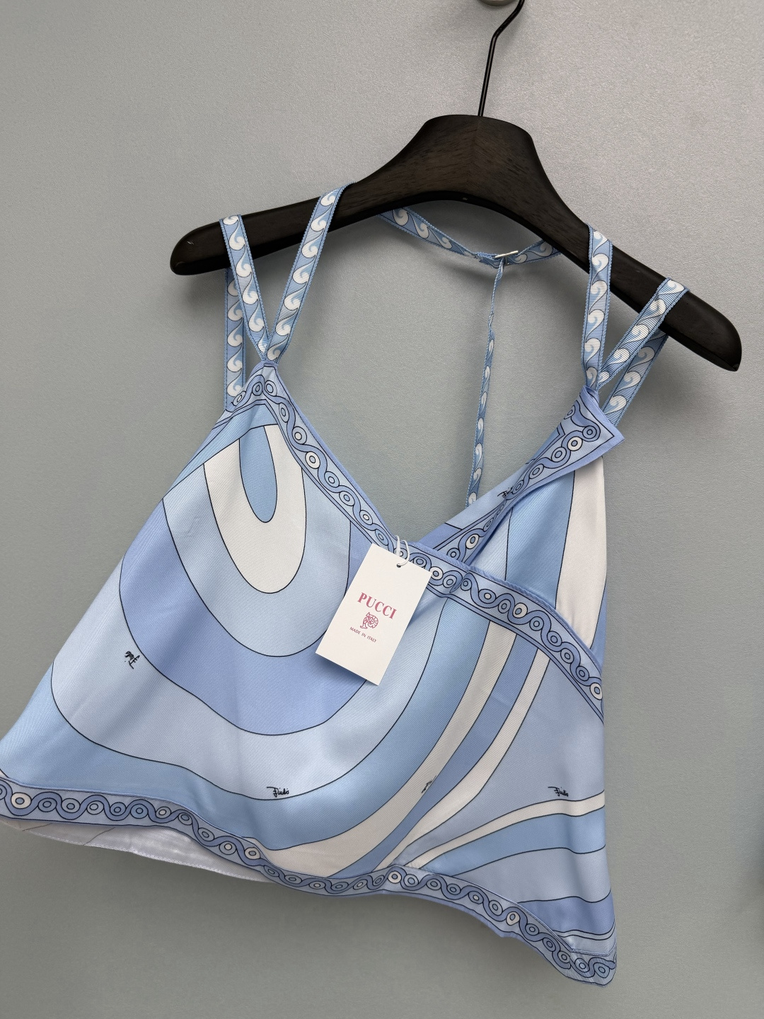 🔥🔥PUCCI*新款艺术印花挂脖吊带上衣+不规则半裙两件套,采用顺滑光泽缎面仿真丝面料,提供两套标志性艺术印花配色。两个 🔥🔥PUCCI*新款艺术印花挂脖吊带上衣+不规则半裙两件套,采用顺滑光泽缎面仿真丝面料,提供两套标志性艺术印花配色。两个