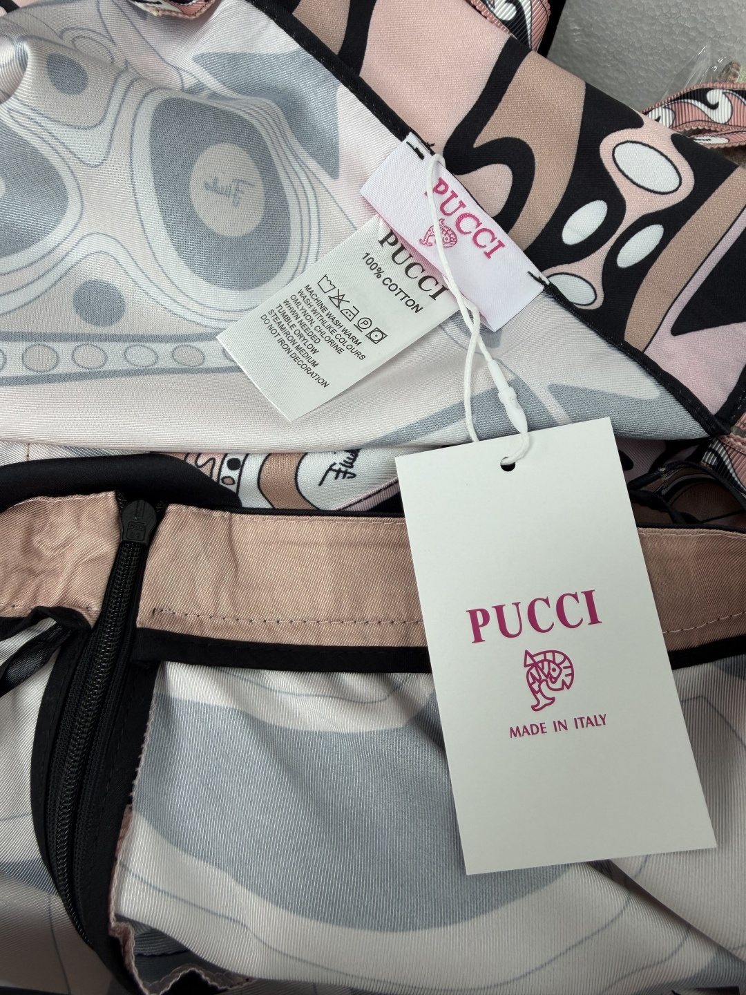 🔥🔥PUCCI*新款艺术印花挂脖吊带上衣+不规则半裙两件套,采用顺滑光泽缎面仿真丝面料,提供两套标志性艺术印花配色。两个 🔥🔥PUCCI*新款艺术印花挂脖吊带上衣+不规则半裙两件套,采用顺滑光泽缎面仿真丝面料,提供两套标志性艺术印花配色。两个