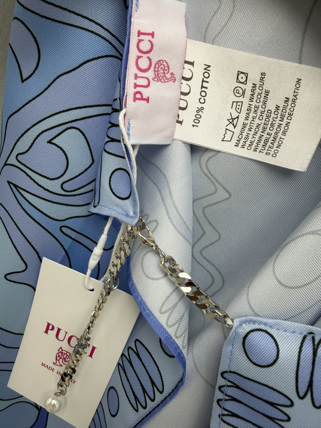 🔥🔥PUCCI*新款丝巾链条挂脖上衣，采用顺滑亮泽的斜纹仿丝面料，清冷浅蓝流体抽象印花，温柔干净，自带清冷海边氛围感；粉