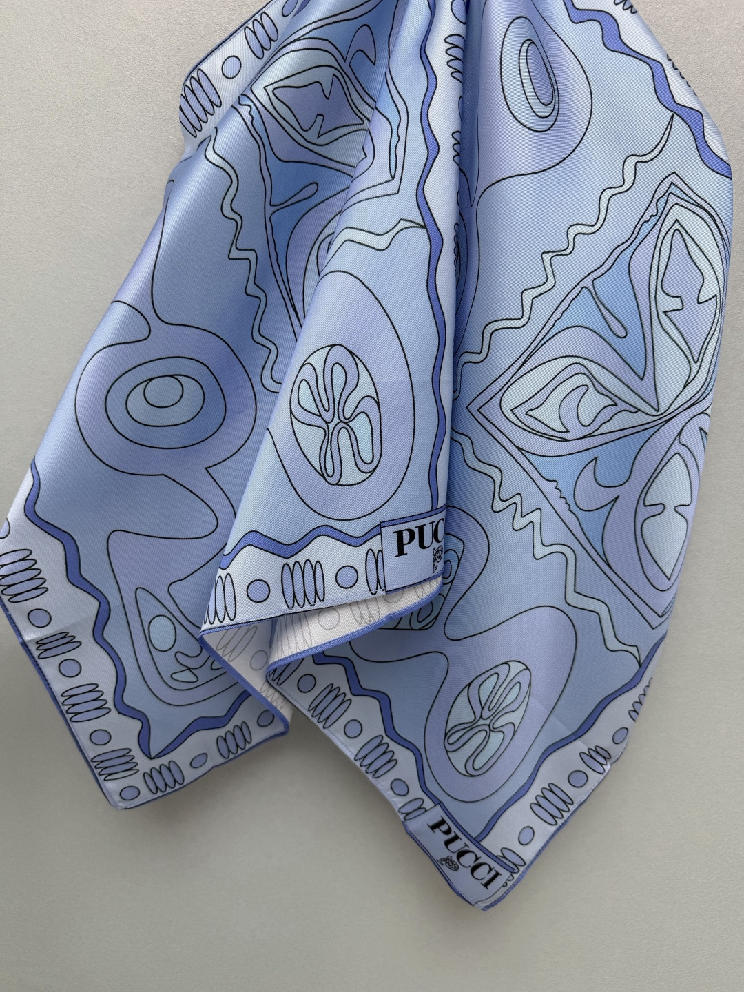 🔥🔥PUCCI*新款丝巾链条挂脖上衣，采用顺滑亮泽的斜纹仿丝面料，清冷浅蓝流体抽象印花，温柔干净，自带清冷海边氛围感；粉