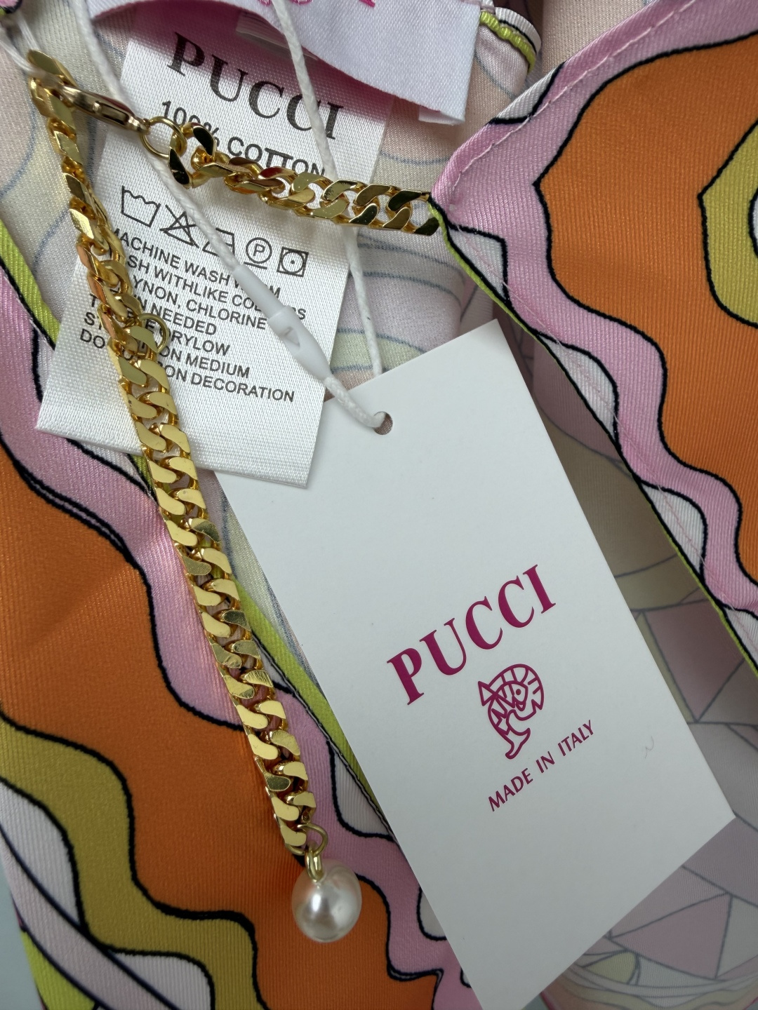 🔥🔥PUCCI*新款丝巾链条挂脖上衣，采用顺滑亮泽的斜纹仿丝面料，清冷浅蓝流体抽象印花，温柔干净，自带清冷海边氛围感；粉
