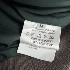 🔥🔥Miu*新款复古墨绿棒球皮衣夹克外套 采用细腻柔和的仿皮面料,质感哑光高级不张扬。经典短款棒球服版型,撞色咖色罗纹收 🔥🔥Miu*新款复古墨绿棒球皮衣夹克外套 采用细腻柔和的仿皮面料,质感哑光高级不张扬。经典短款棒球服版型,撞色咖色罗纹收