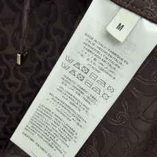🔥🔥GU*新款深咖色马衔扣暗纹提花长袖上衣 选用垂感顺滑的缎面质感面料,自带低调光泽,面料柔软亲肤不易起皱。通体满印同色 🔥🔥GU*新款深咖色马衔扣暗纹提花长袖上衣 选用垂感顺滑的缎面质感面料,自带低调光泽,面料柔软亲肤不易起皱。通体满印同色