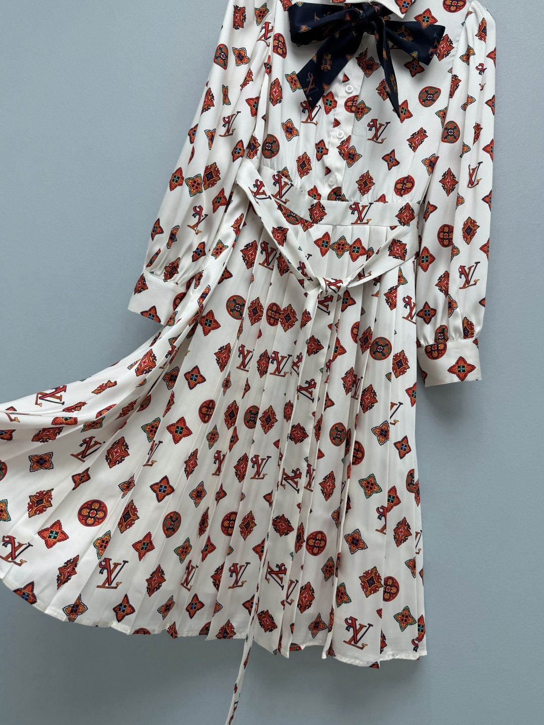 🔥🔥lou*新款复古民族风印花衬衫连衣裙,顺滑垂坠的缎面面料自带细腻光泽,复古满印图案,民族风几何彩色老花印花,配色浓郁 🔥🔥lou*新款复古民族风印花衬衫连衣裙,顺滑垂坠的缎面面料自带细腻光泽,复古满印图案,民族风几何彩色老花印花,配色浓郁