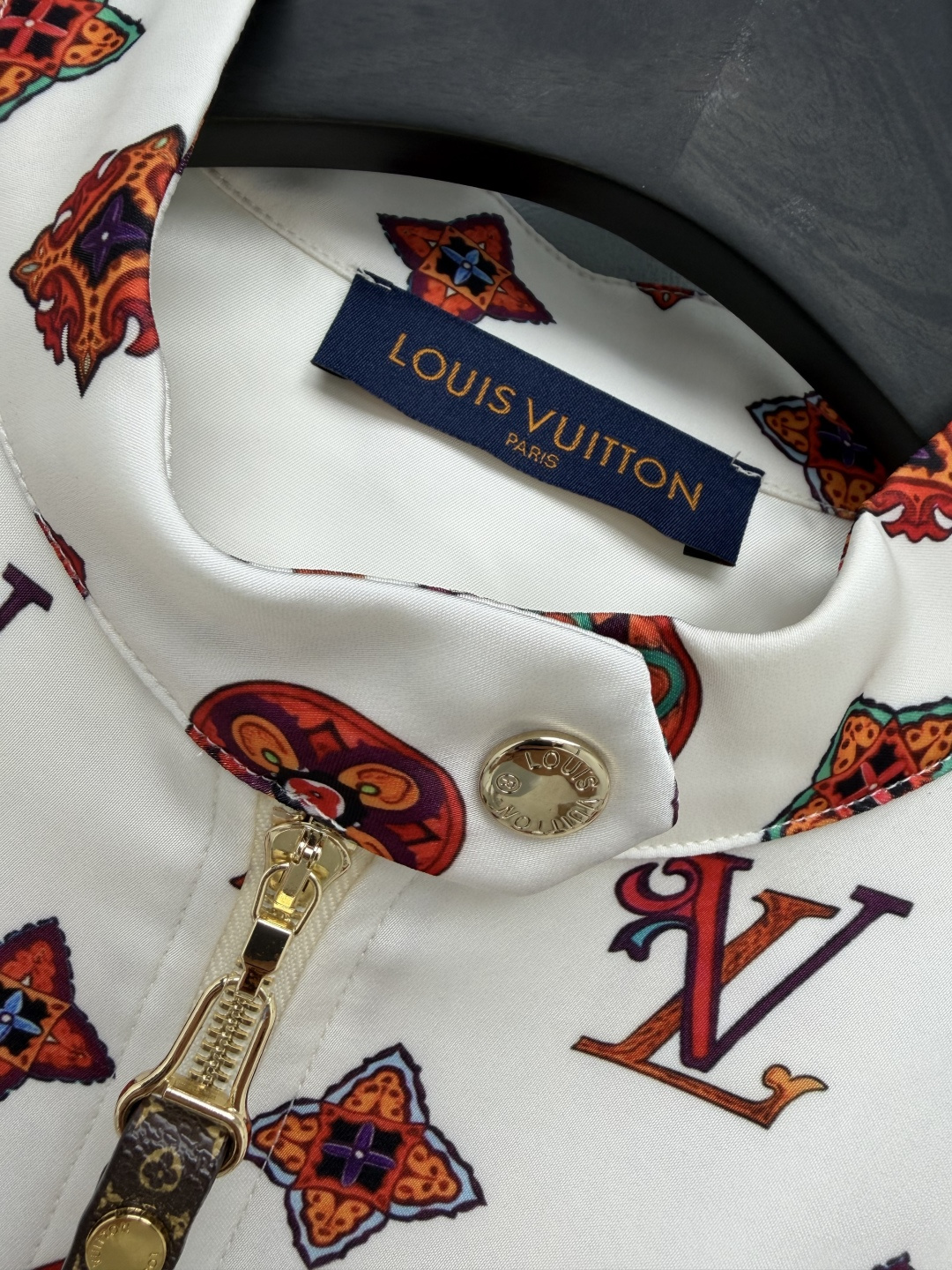 🔥🔥lou*新款复古民族风印花夹克外套 顺滑垂坠的缎面面料自带细腻光泽，复古满印图案，民族风几何彩色老花印花，配色浓郁复