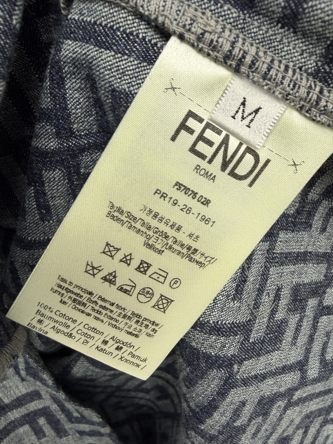 🔥🔥Fen*新款双F提花牛仔衬衫式连衣裙，采用复古水洗牛仔提花面料，满幅经典FF老花肌理感强烈。翻领长袖直筒短款版型，前