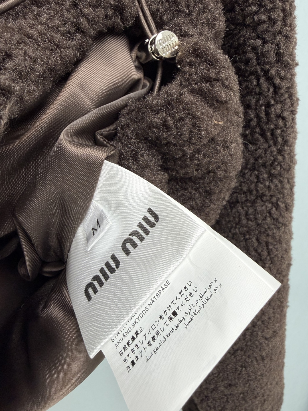 🔥🔥Miu*新款短款立领泰迪摇粒绒外套！选用蓬松软糯的泰迪羊羔绒面料，毛绒饱满厚实，保暖性出众。短款落肩宽松版型，利落立