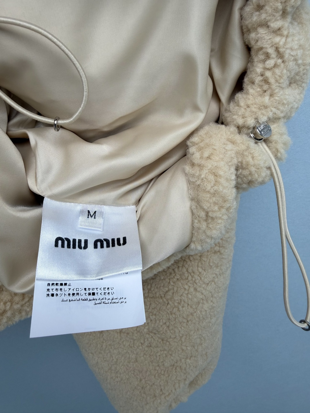 🔥🔥Miu*新款短款立领泰迪摇粒绒外套！选用蓬松软糯的泰迪羊羔绒面料，毛绒饱满厚实，保暖性出众。短款落肩宽松版型，利落立
