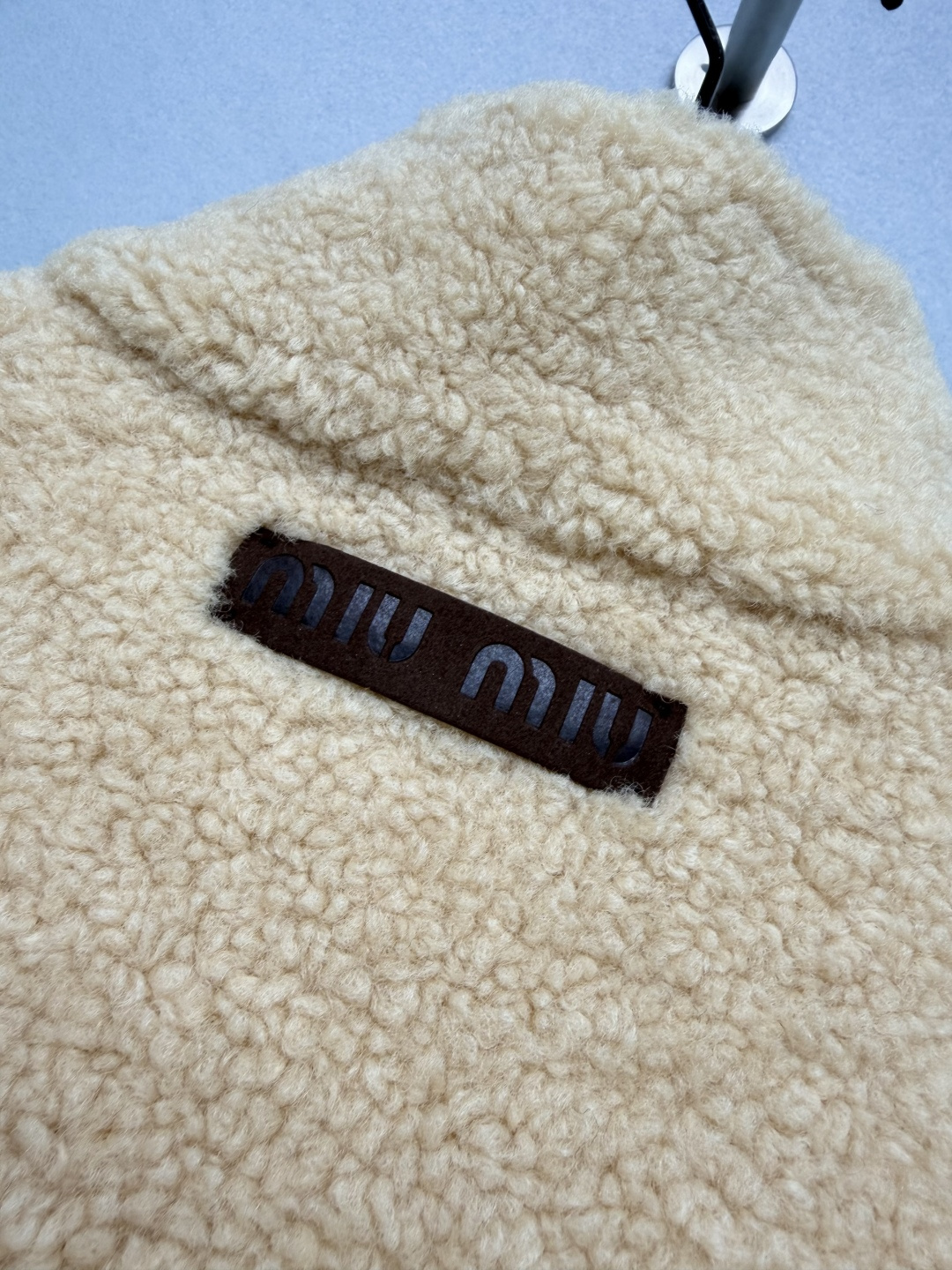 🔥🔥Miu*新款短款立领泰迪摇粒绒外套！选用蓬松软糯的泰迪羊羔绒面料，毛绒饱满厚实，保暖性出众。短款落肩宽松版型，利落立