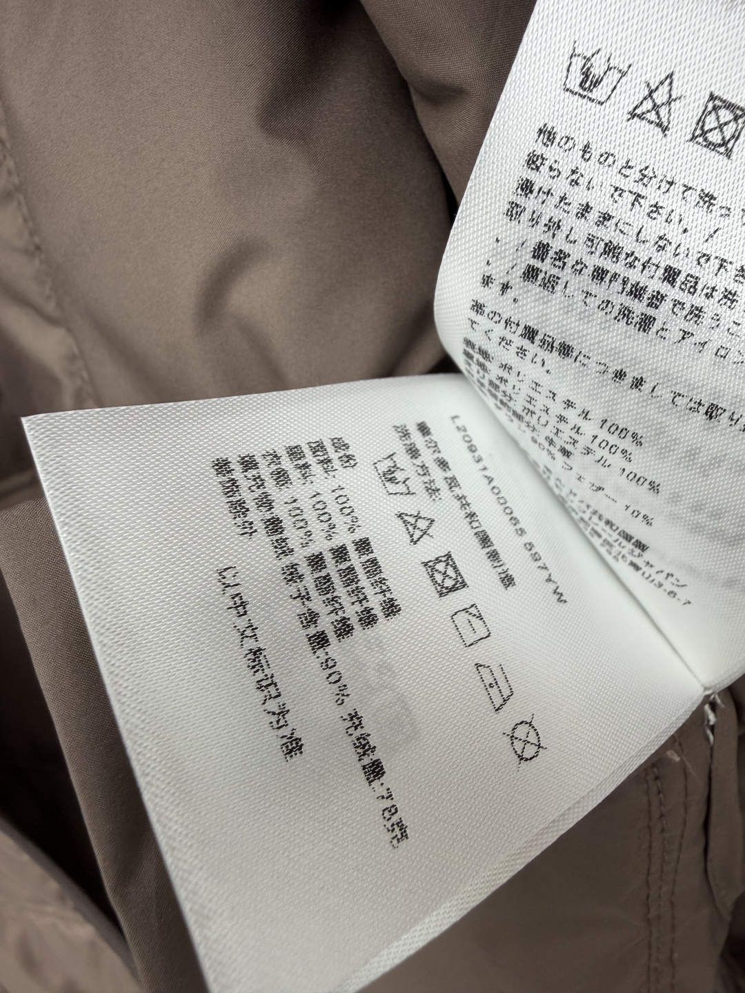 🔥🔥moncle*新款白鹅绒羽绒  外层是轻盈防风的锦纶面料，内里填充90%白鹅绒，蓬松保暖，不易跑绒；领口搭配卷曲羊毛
