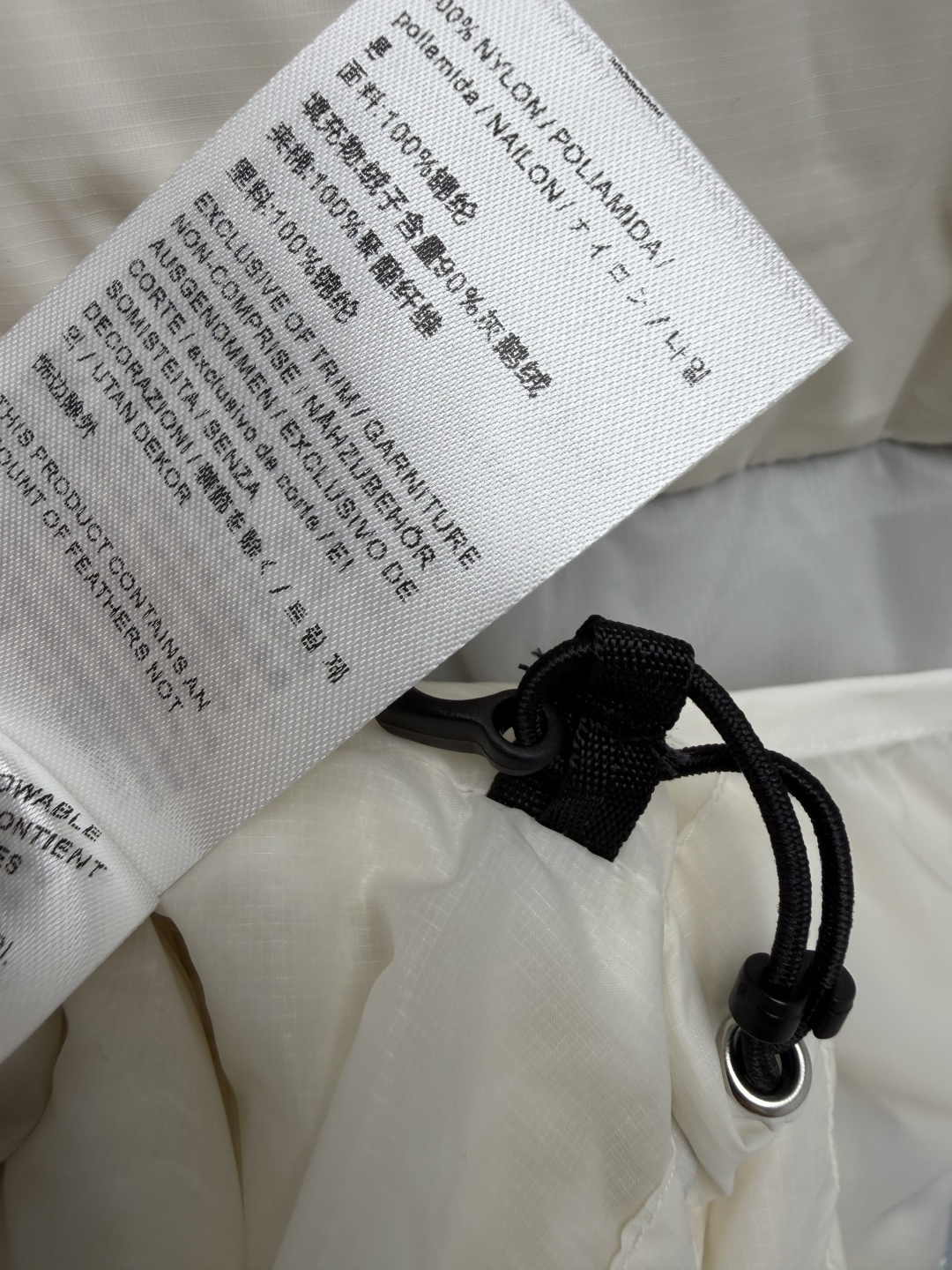 🔥🔥Arc'ter*新款连帽轻薄羽绒服，采用防风防泼水的轻薄尼龙面料，内部填充高品质90鹅绒羽绒，蓬松保暖且轻盈不压身。