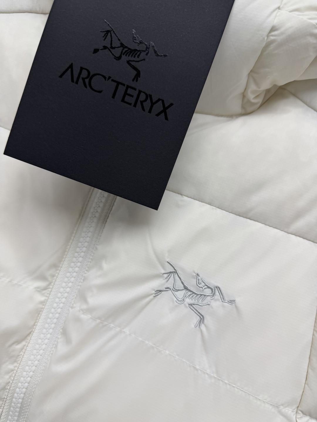 🔥🔥Arc'ter*新款连帽轻薄羽绒服，采用防风防泼水的轻薄尼龙面料，内部填充高品质90鹅绒羽绒，蓬松保暖且轻盈不压身。