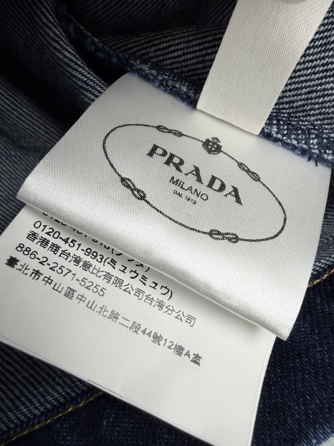🔥🔥Pra*新款皮领拼接短款牛仔外套，选用重磅深蓝丹宁牛仔面料，挺括有型不易软塌。撞色深棕色皮质翻领打造复古层次感，胸前