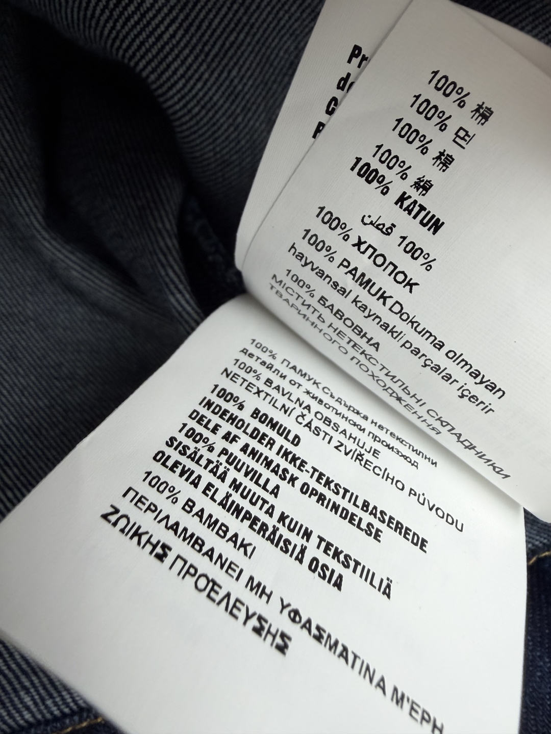 🔥🔥Pra*新款皮领拼接短款牛仔外套，选用重磅深蓝丹宁牛仔面料，挺括有型不易软塌。撞色深棕色皮质翻领打造复古层次感，胸前