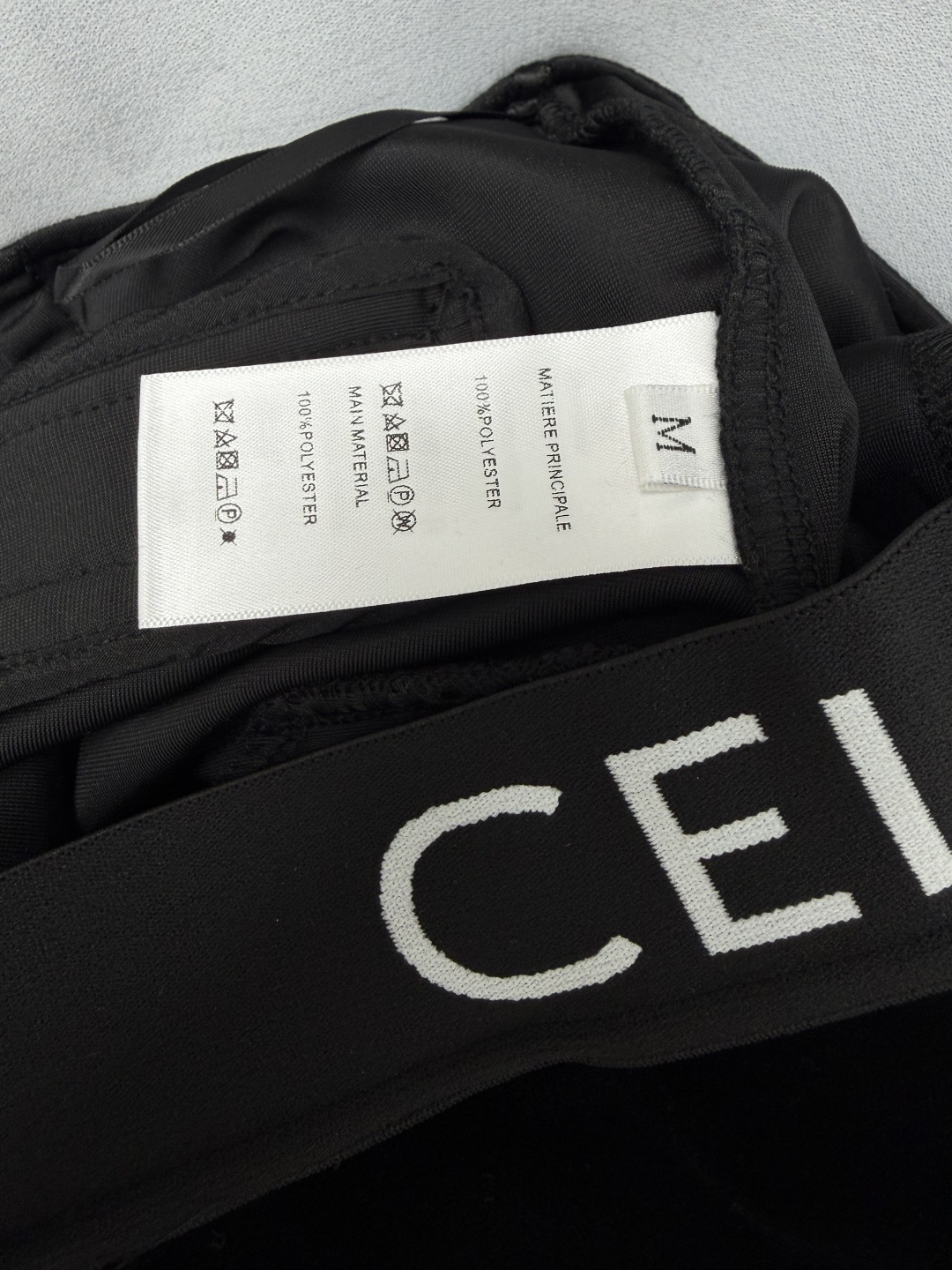 🔥🔥Ce*新款丝绒微喇休闲裤，甄选细腻黑丝绒面料，自带柔和哑光光泽，垂坠软糯弹力舒适。字母提花宽腰头辨识度十足，裤身小巧