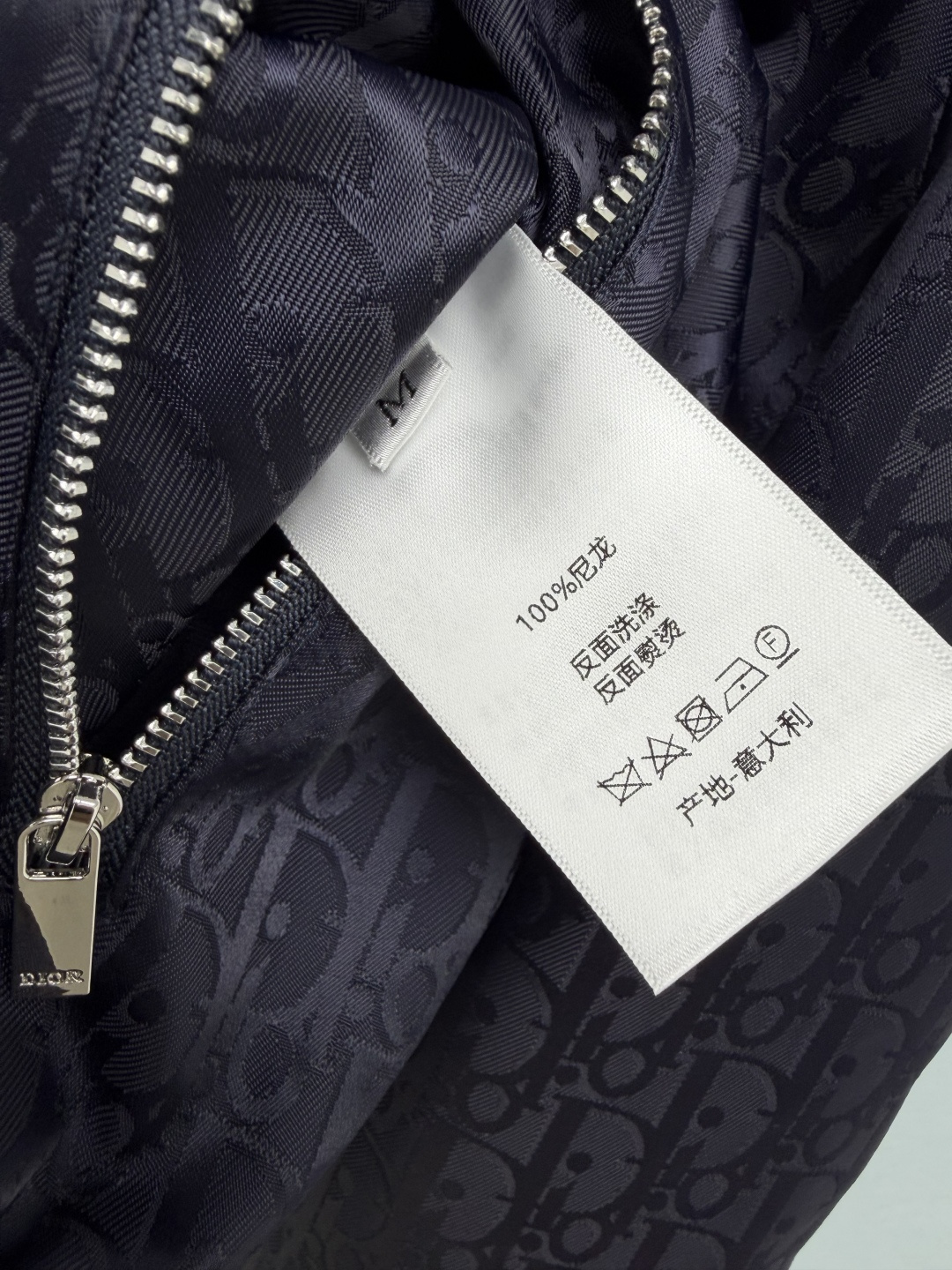 🔥🔥Dio*新款双面穿短款棒球夹克外套，外层是藏青色暗纹Oblique提花面料，低调满印老花标识；另一面是经典茹伊丛林动
