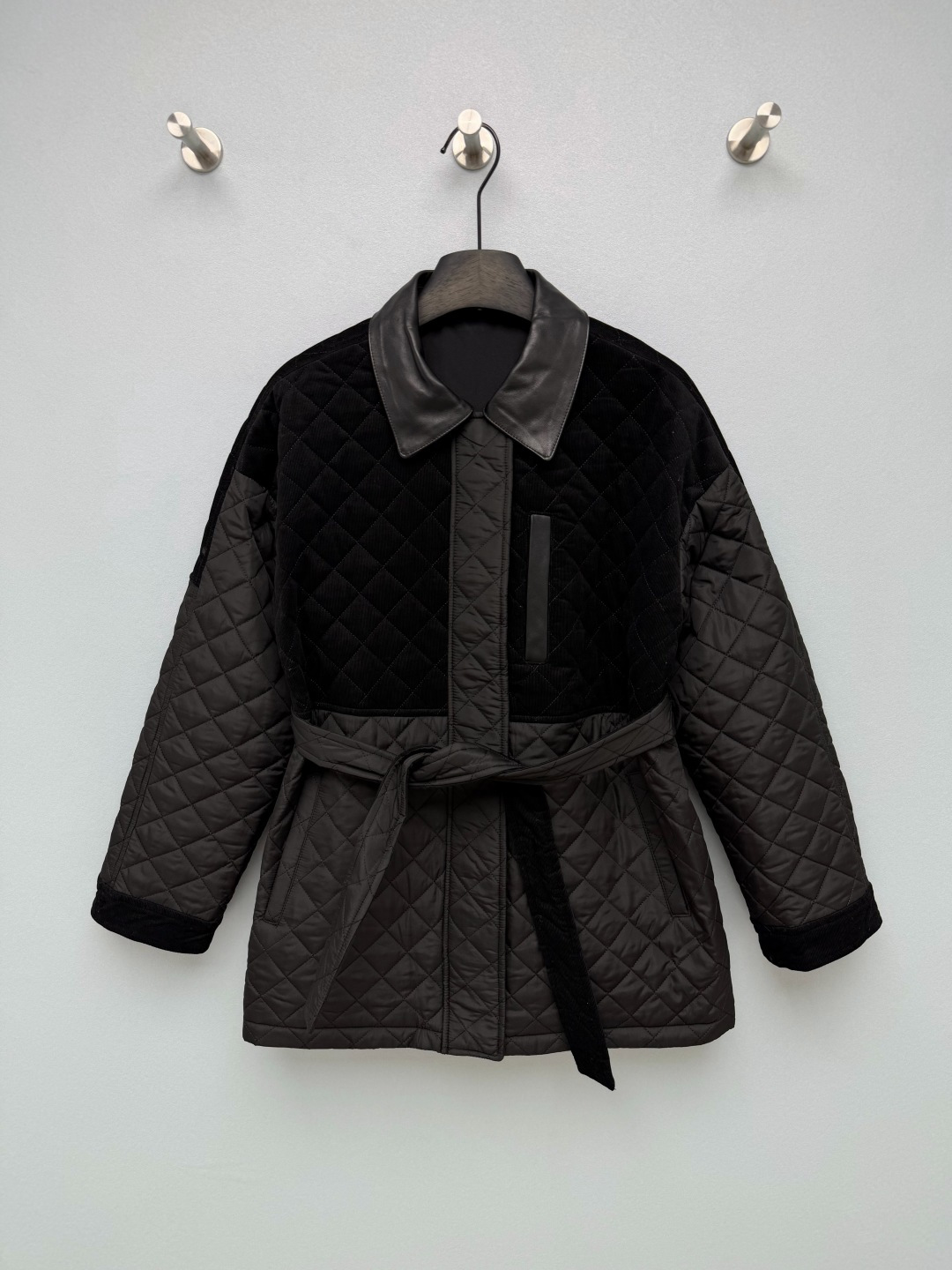 🔥🔥He*新款羊皮领拼接菱格收腰棉服外套,采用灯芯绒与哑光尼龙撞料拼接,利落绵羊皮翻领提升精致质感。通体经典菱格绗缝工艺 🔥🔥He*新款羊皮领拼接菱格收腰棉服外套,采用灯芯绒与哑光尼龙撞料拼接,利落绵羊皮翻领提升精致质感。通体经典菱格绗缝工艺