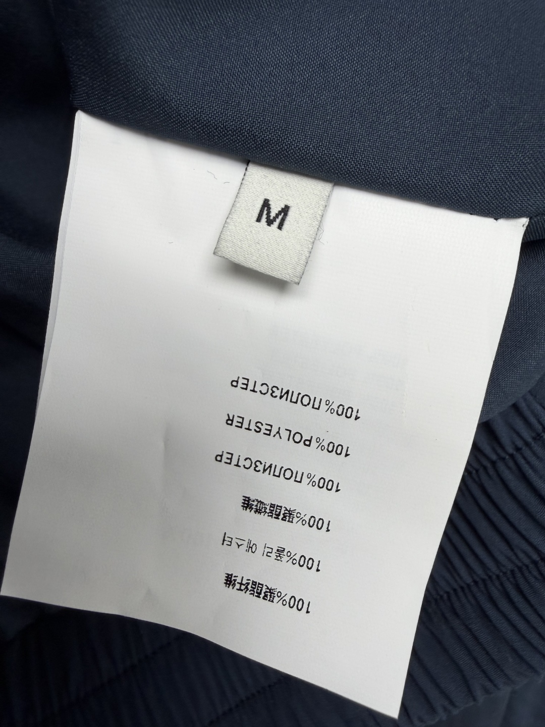 🔥🔥PRA*新款连帽收腰短款尼龙外套，奶白与藏青双色，采用轻薄顺滑的尼龙面料，自带高级光泽感，防风透气好打理。连帽设计搭