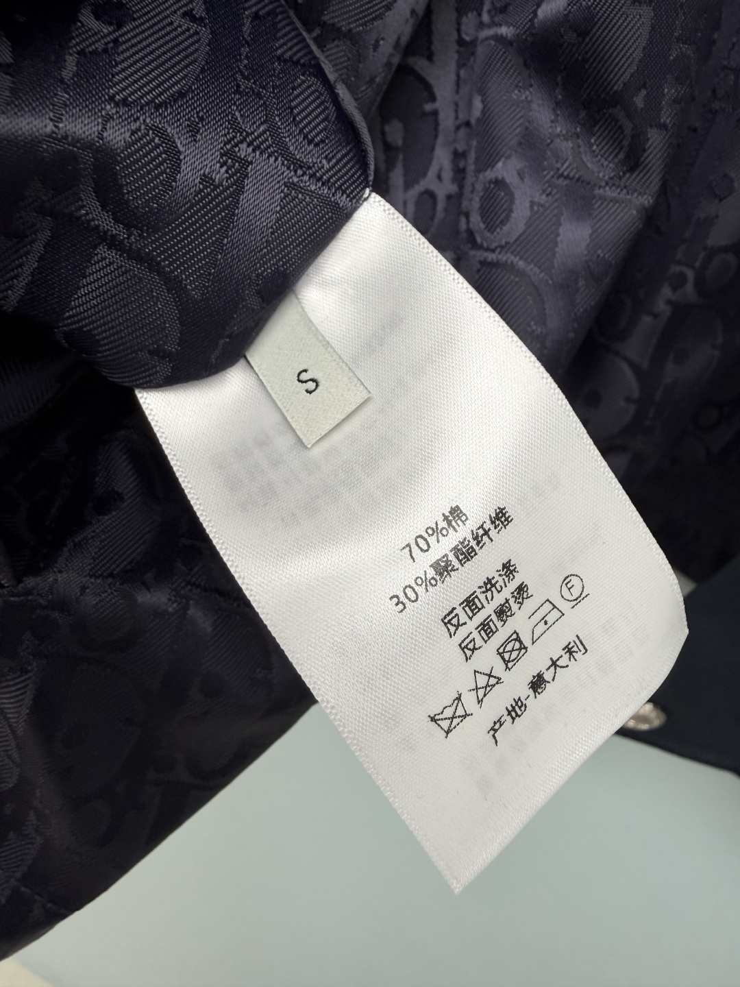 双面🔥🔥Dio*新款双面穿小蜜蜂工装夹克外套 两个配色可选，卡其翻领款与藏青立领款。采用挺括抗皱的防风面料，一面简约纯色
