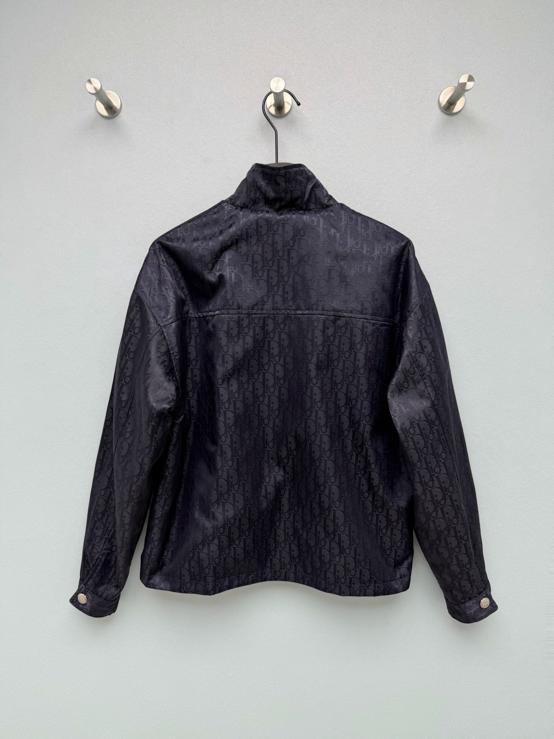 双面🔥🔥Dio*新款双面穿小蜜蜂工装夹克外套 两个配色可选，卡其翻领款与藏青立领款。采用挺括抗皱的防风面料，一面简约纯色