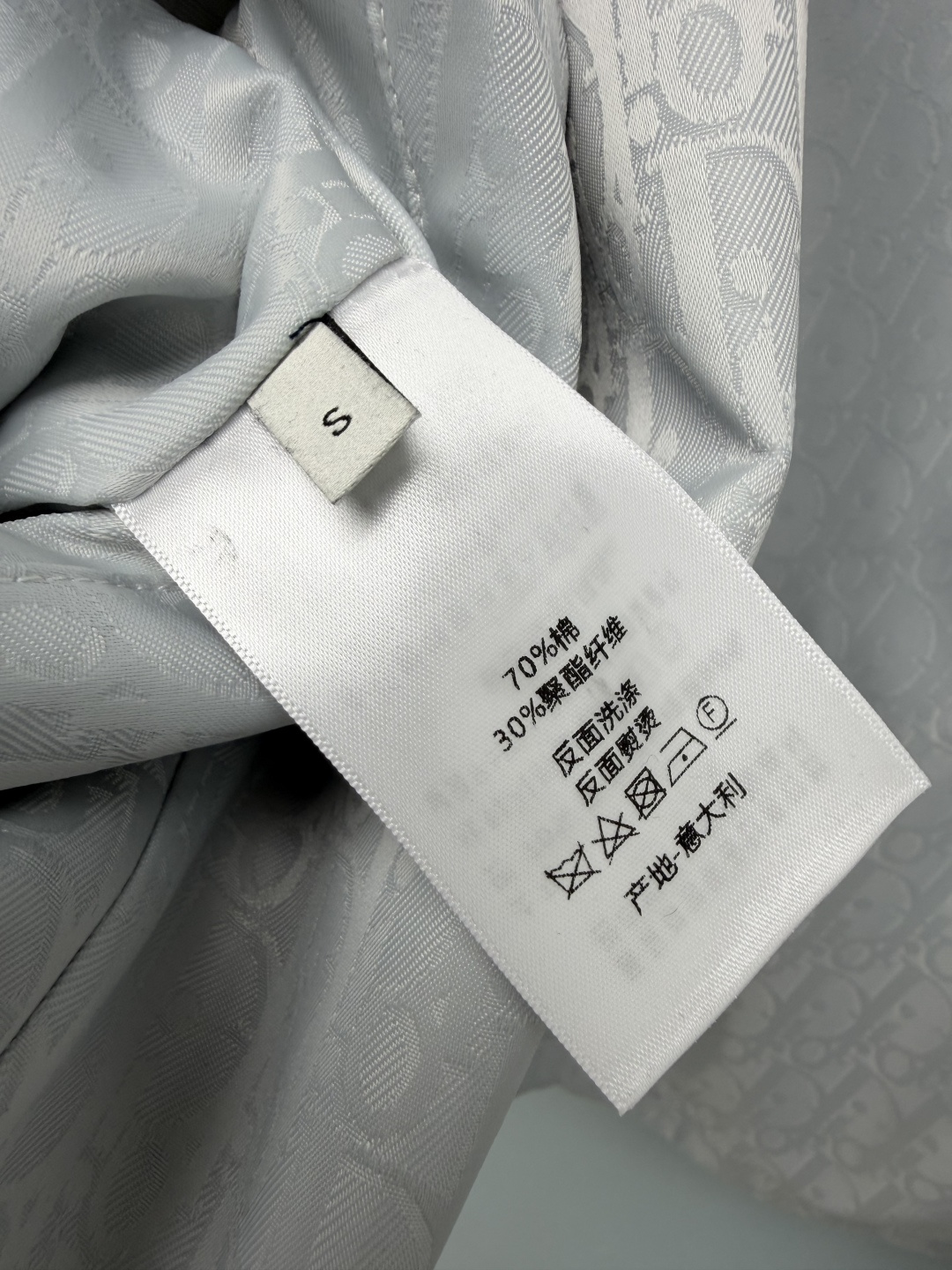 双面穿🔥🔥Dio*新款双面穿小蜜蜂工装夹克外套 两个配色可选，卡其翻领款与藏青立领款。采用挺括抗皱的防风面料，一面简约纯