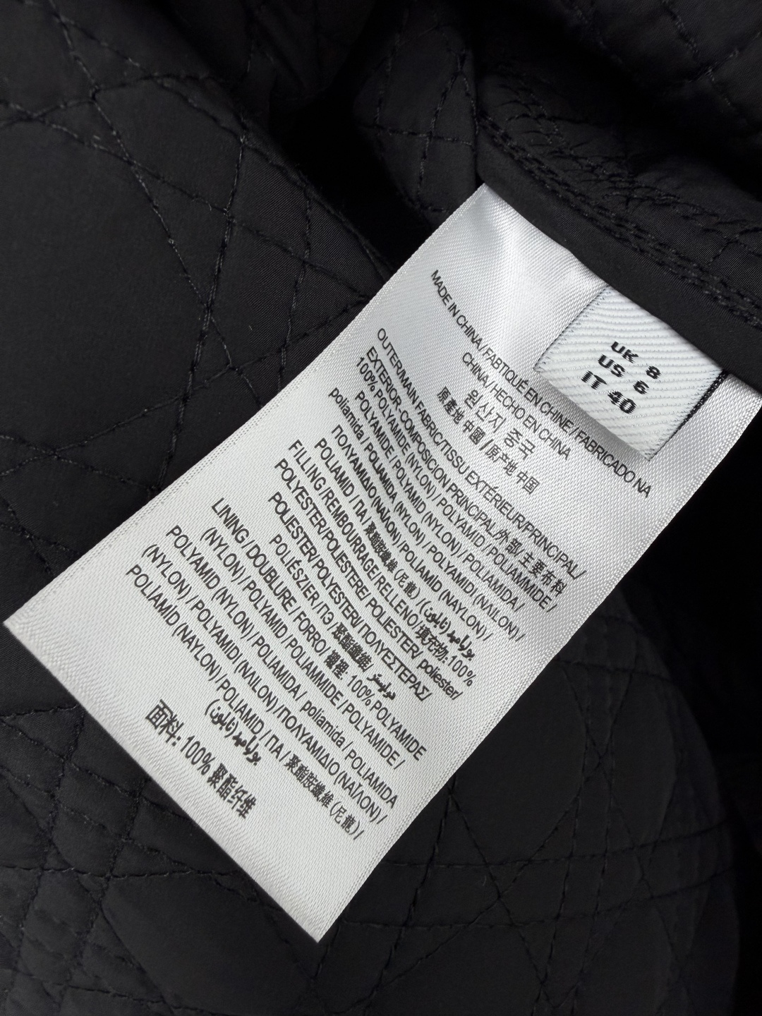 🔥🔥Dio*新款戴妃菱格绗缝收腰长款棉服大衣，奶白与经典黑双色，采用轻薄防风的梭织面料，精致菱格绗缝工艺锁棉固定，上身轻