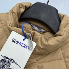 🔥🔥BUR*立领收腰菱格棉服外套,经典驼色与藏青两色可选,采用轻薄抗皱的防风梭织面料,填充饱满轻盈不臃肿。经典菱形绗缝工 🔥🔥BUR*立领收腰菱格棉服外套,经典驼色与藏青两色可选,采用轻薄抗皱的防风梭织面料,填充饱满轻盈不臃肿。经典菱形绗缝工