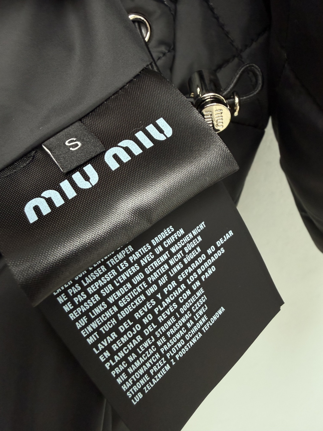 🔥🔥Miu*新款黑色菱格连帽中长款棉服，采用顺滑耐磨的绗缝聚酯面料，菱形格锁棉工艺防止内里填充物移位结块，保暖轻盈不压身