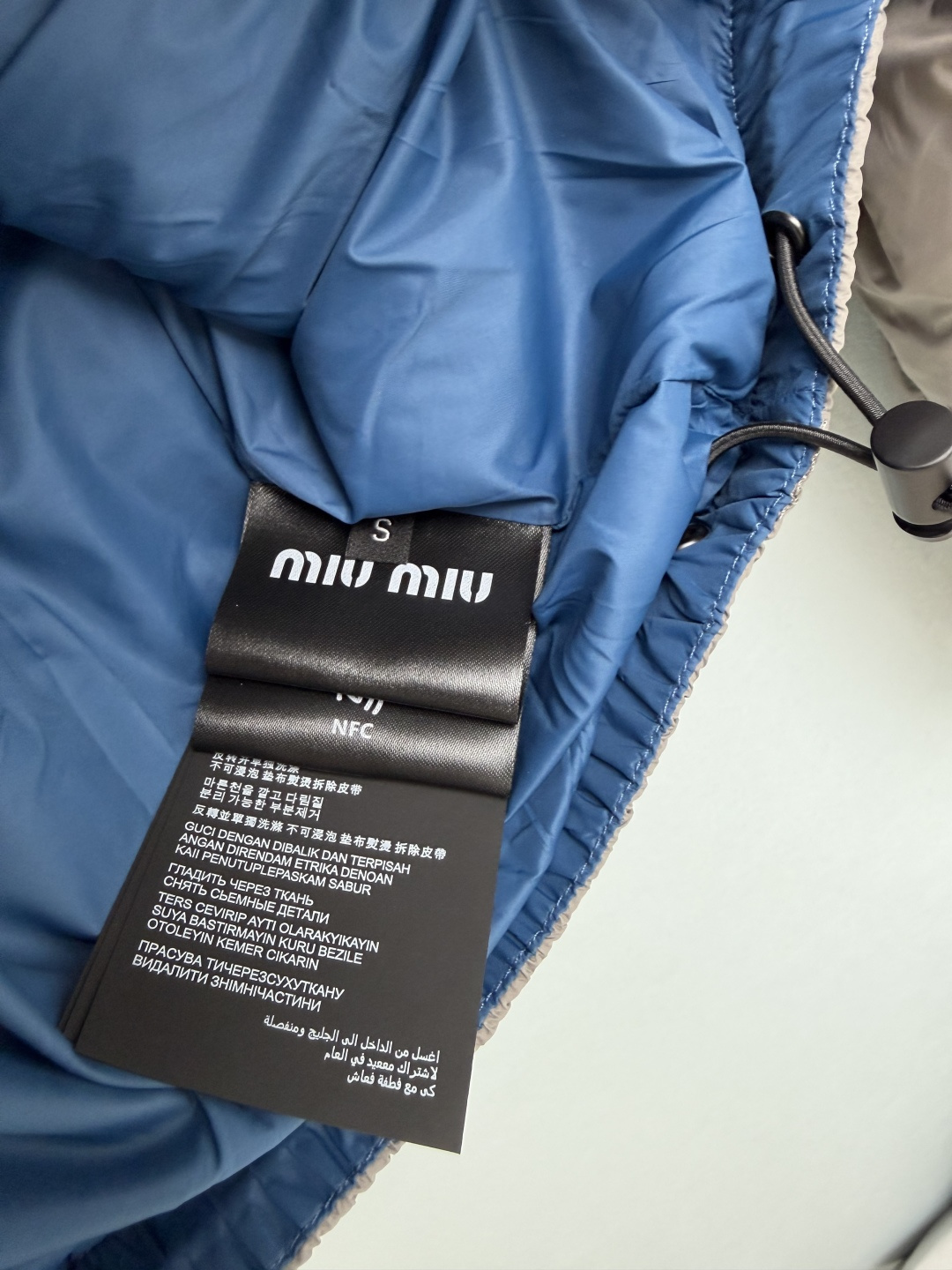 🔥🔥Miu*新款短款连帽鹅绒羽绒服，面料采用耐磨防风的再生聚酰胺材质，填充90%高含量白鹅绒，保暖力出众。低饱和灰调外部