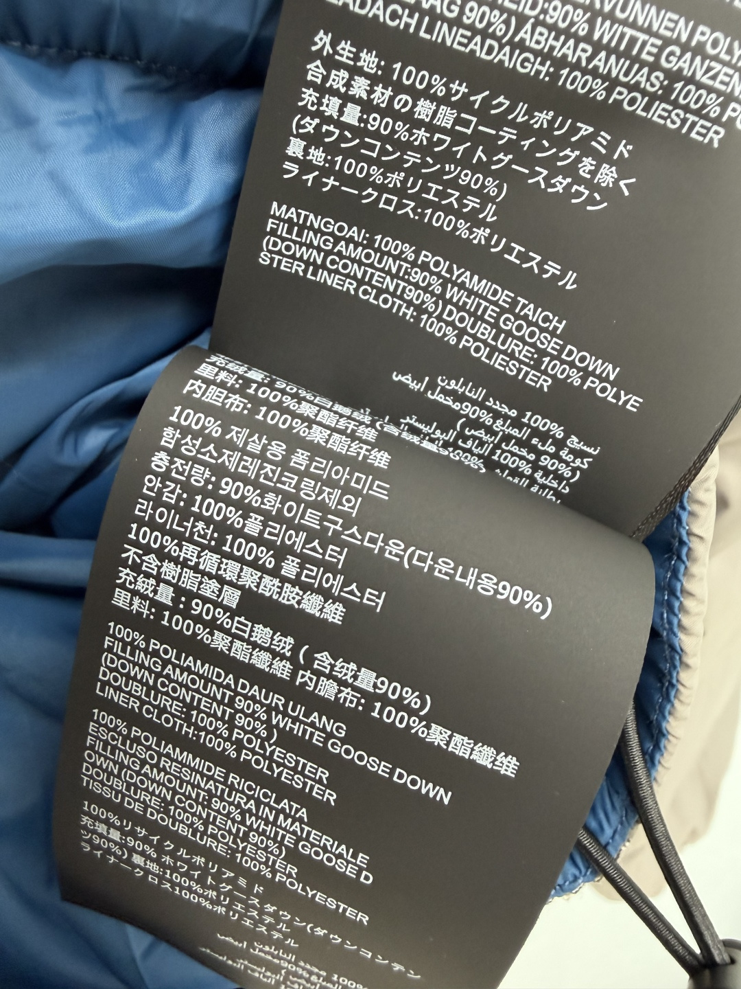 🔥🔥Miu*新款短款连帽鹅绒羽绒服，面料采用耐磨防风的再生聚酰胺材质，填充90%高含量白鹅绒，保暖力出众。低饱和灰调外部